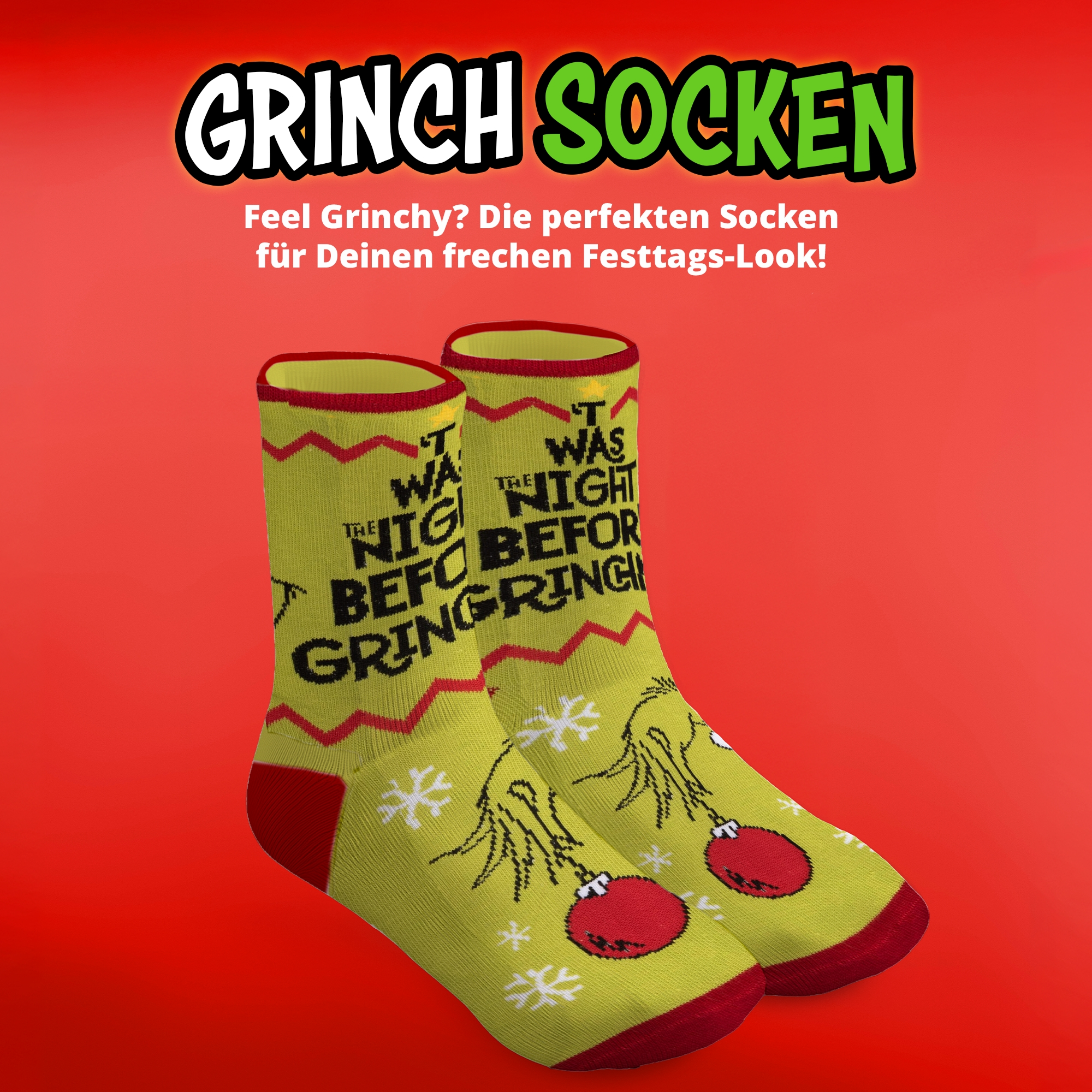 Grüne Grinch-Socken mit rotem Saum, Text und Christbaumkugeln auf rotem Grund.