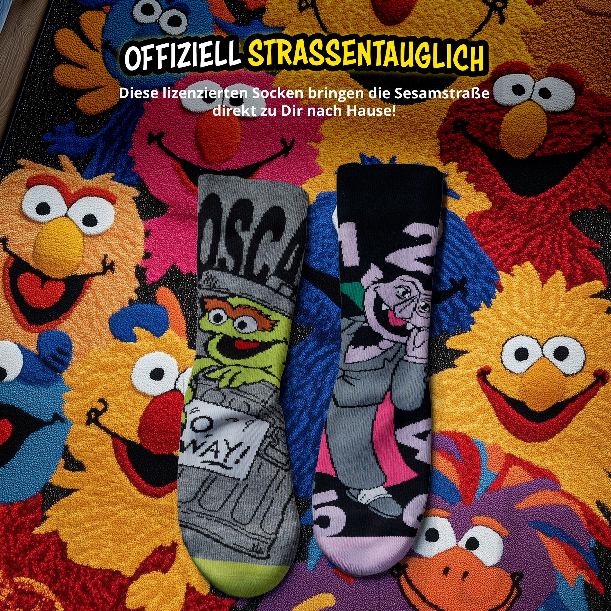 Zwei Sesamstraßen-Socken vor einem bunten Teppich mit Charakteren wie Elmo und Oscar.