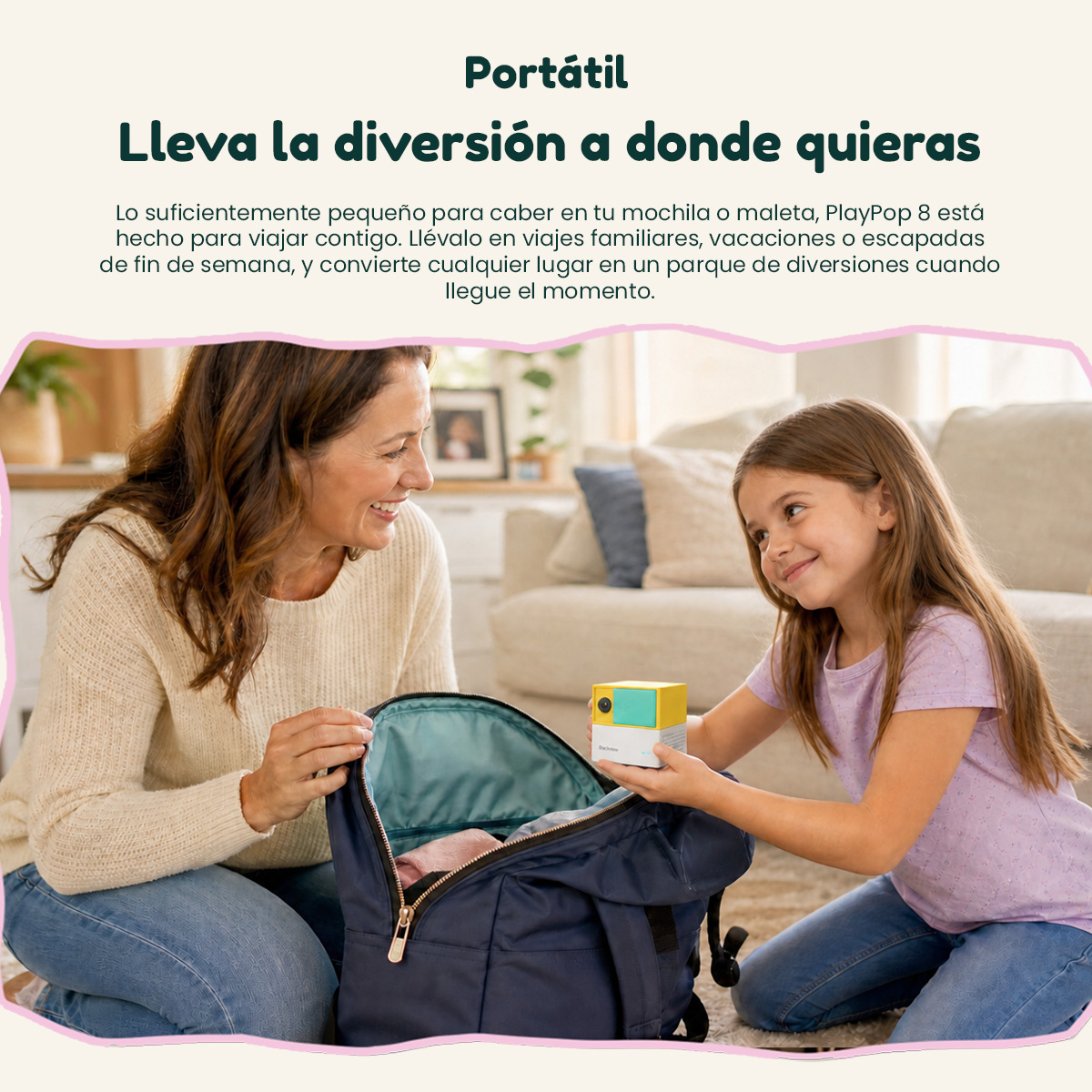 Madre e hija guardando una pequeña cámara amarilla y blanca en una mochila azul.