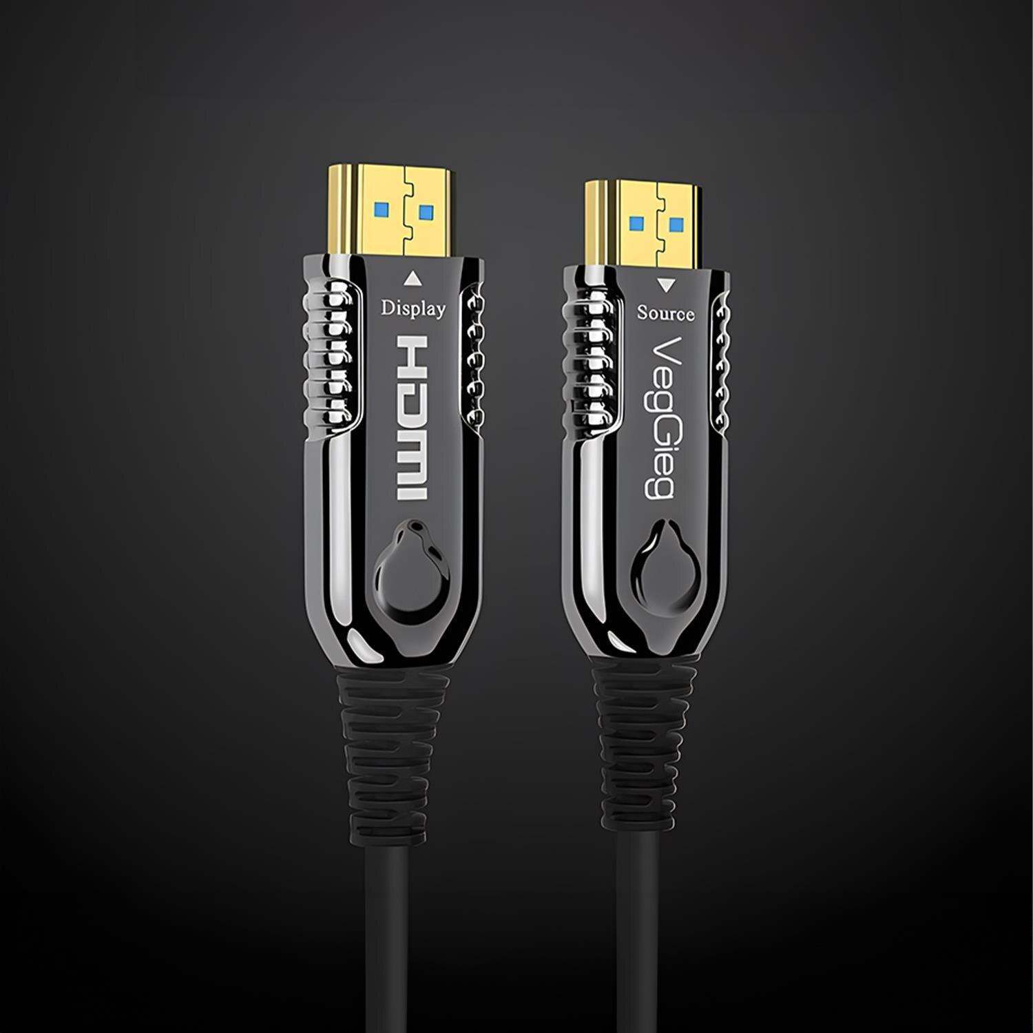 Koyu arka plan üzerinde altın kaplama uçlu iki siyah HDMI kablo konnektörü.