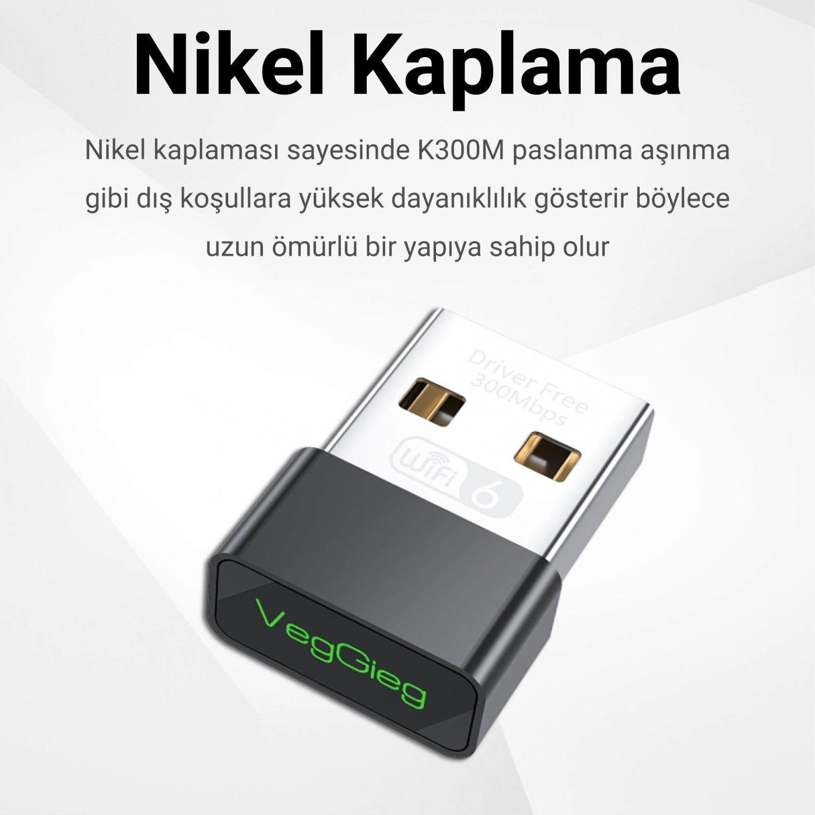 Acik arka planda metal baslikli ve yesil yazili kucuk siyah USB WiFi adaptoru.