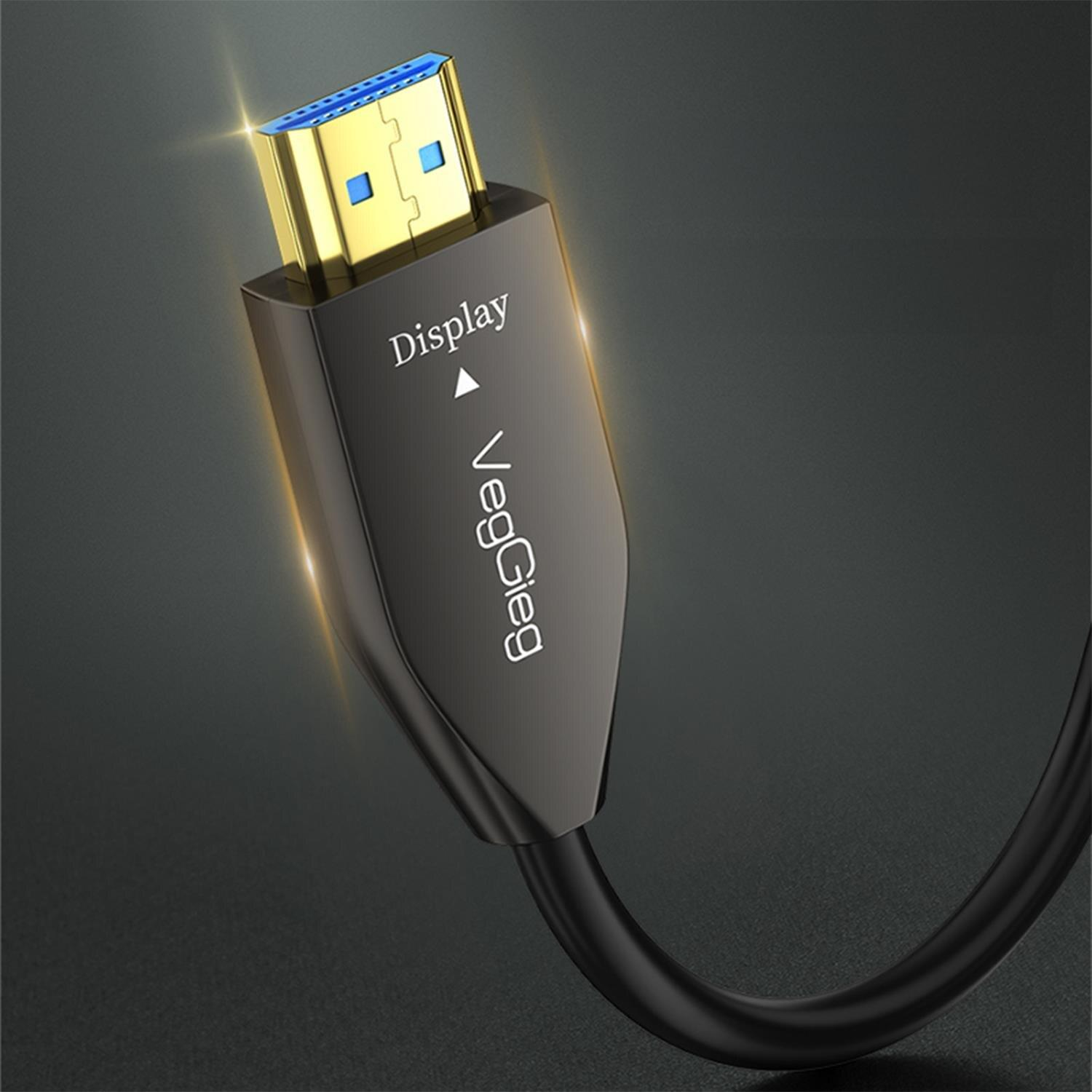 Üzerinde VegGieg yazan siyah gövdeli ve altın kaplama DisplayPort konnektörünün siyah kabloyla yakın plan görüntüsü.