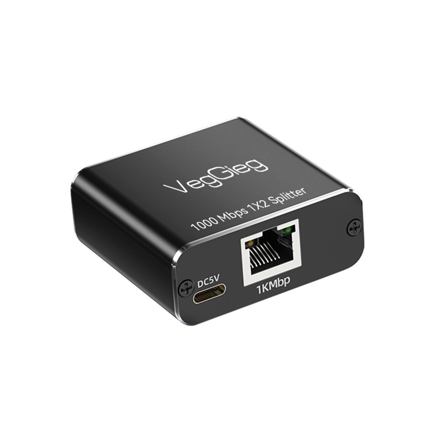 Beyaz arkaplanda bir RJ45 portu ve bir DC5V güç portu olan siyah VegGieg ethernet çoğaltıcı.