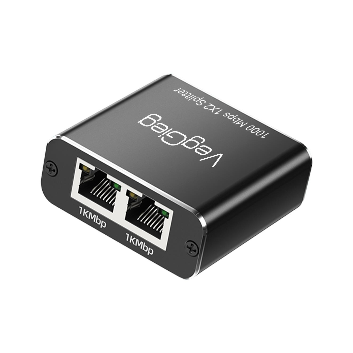 Beyaz zemin üzerinde iki adet RJ45 bağlantı noktasına sahip siyah VegGieg 1000 Mbps 1X2 Ethernet ayırıcı.