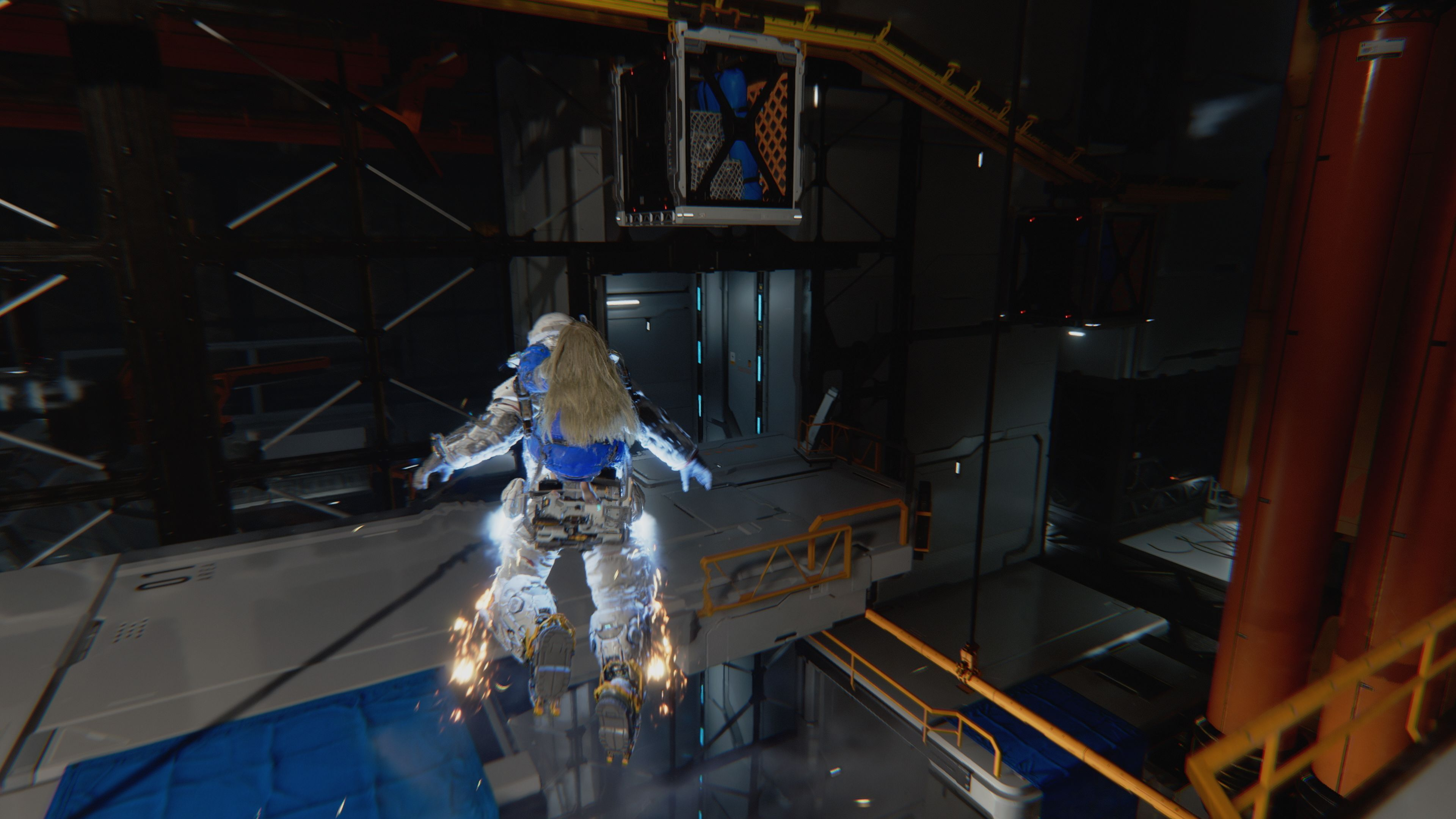 Ein Astronaut mit blondem Haar schwebt mit einem Jetpack in einer industriellen Raumstation.
