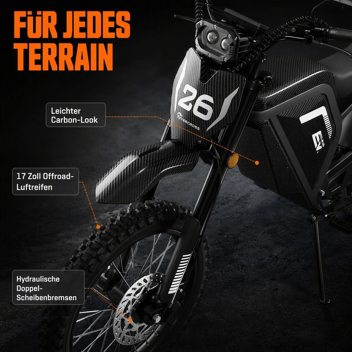 Ein schwarzes Offroad-Motorrad mit Carbon-Look, Offroad-Reifen und deutschen Beschriftungen.
