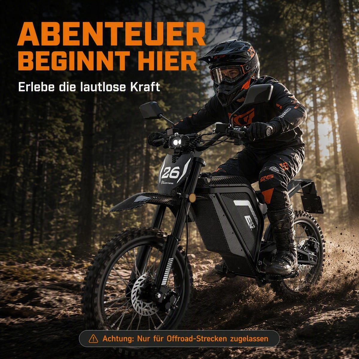Ein Motocross-Fahrer fährt auf einem E-Bike im Wald. Text auf dem Bild: Abenteuer beginnt hier.
