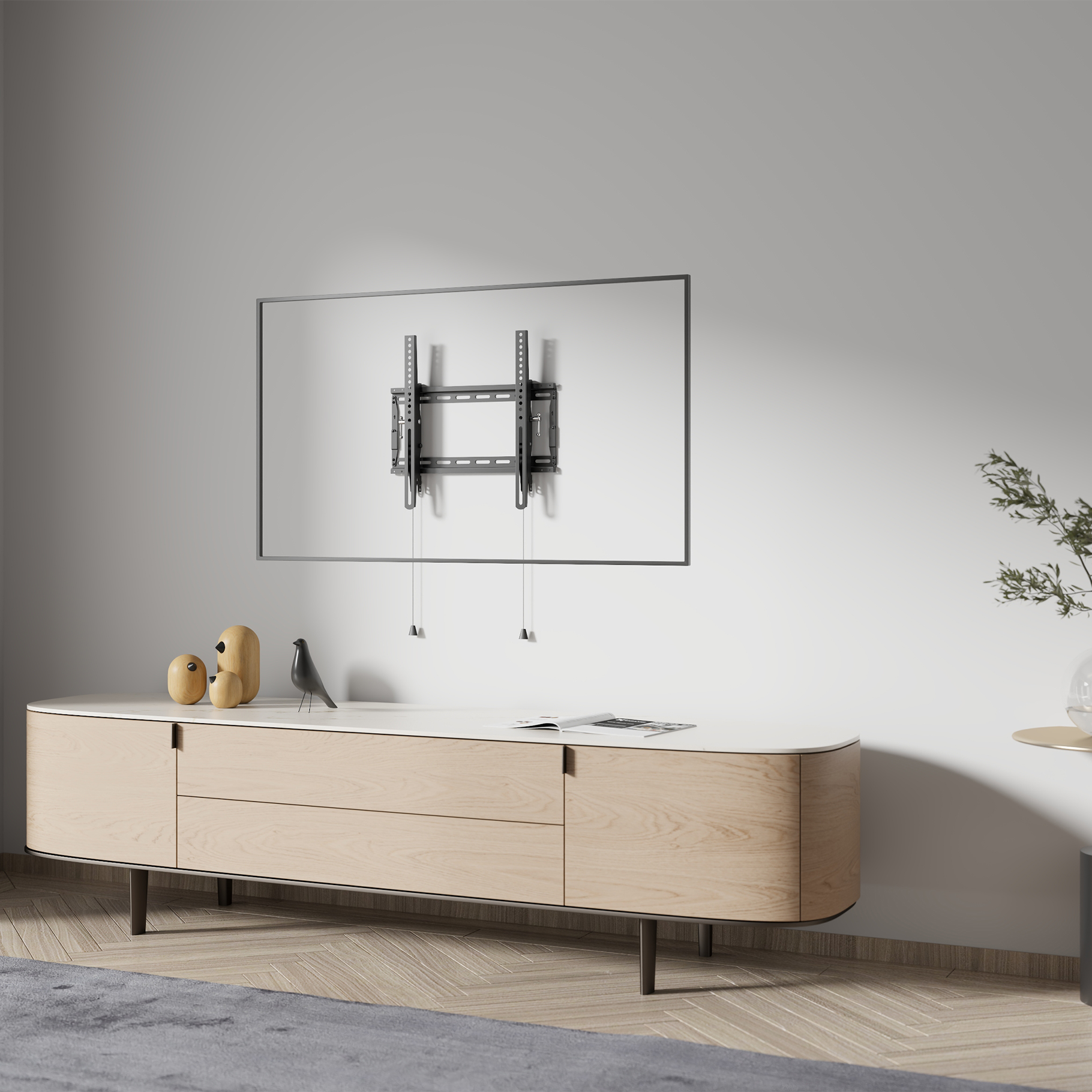Een houten lowboard met decoraties staat tegen een lichte muur met een tv-beugel.