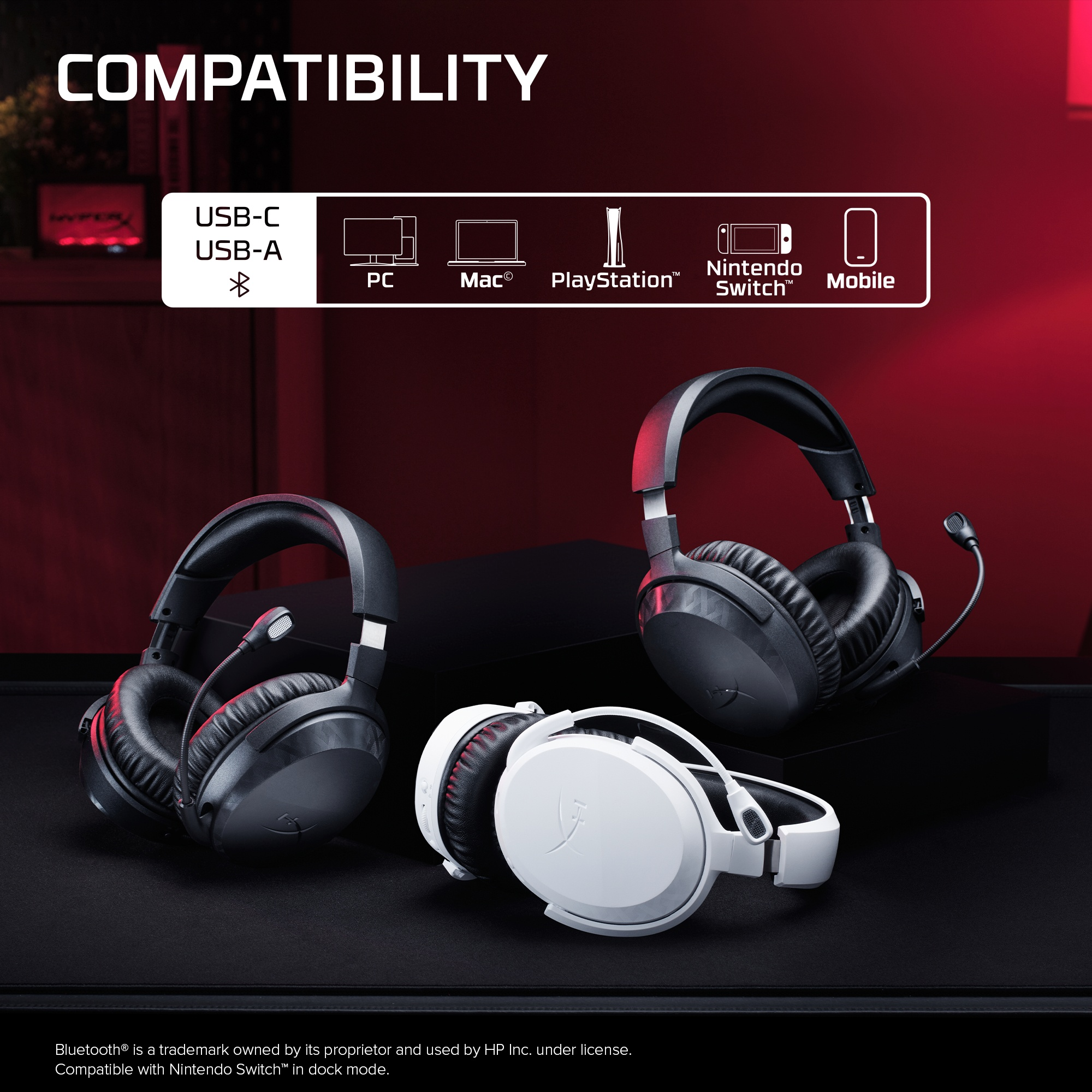 Drei Gaming-Headsets, zwei schwarze und ein weißes, mit Kompatibilitätssymbolen für PC, Mac, PlayStation, Switch, Mobile.