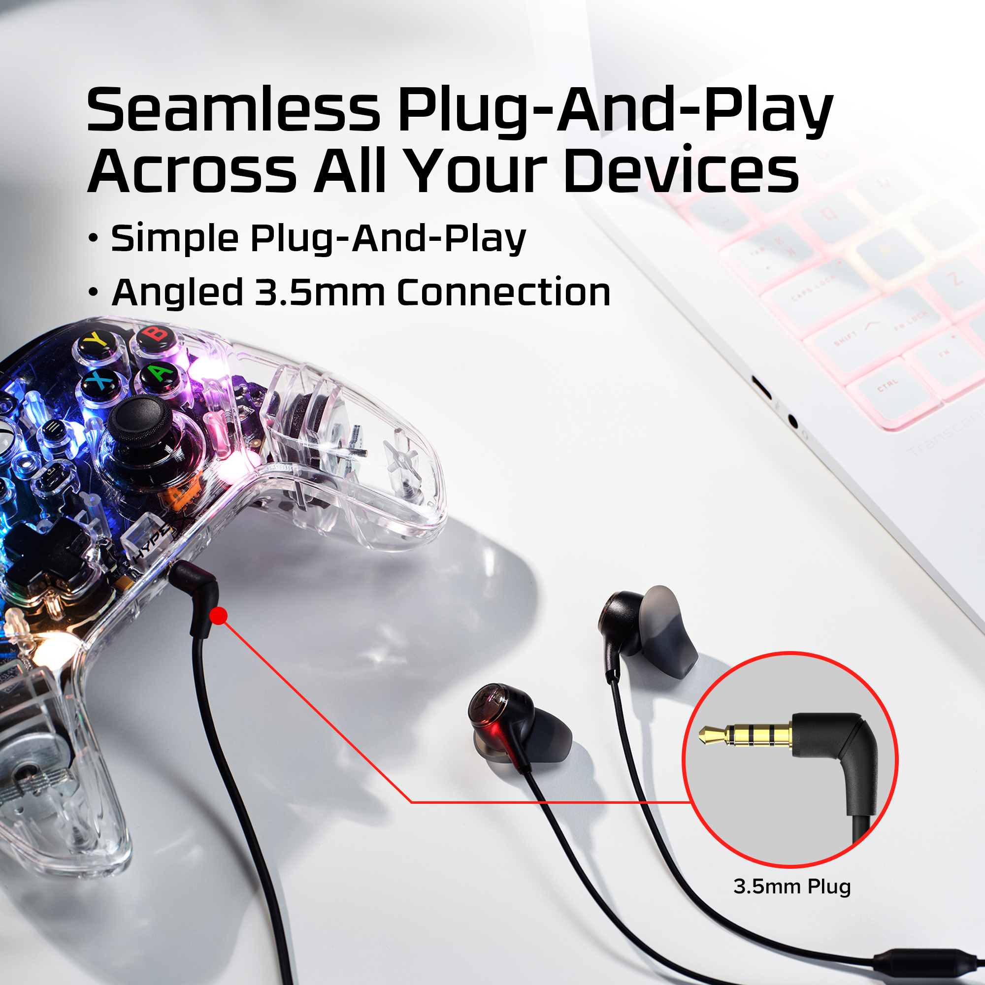 Transparenter Controller, schwarze In-Ear-Kopfhörer und Laptop auf weißer Oberfläche mit Werbetext.