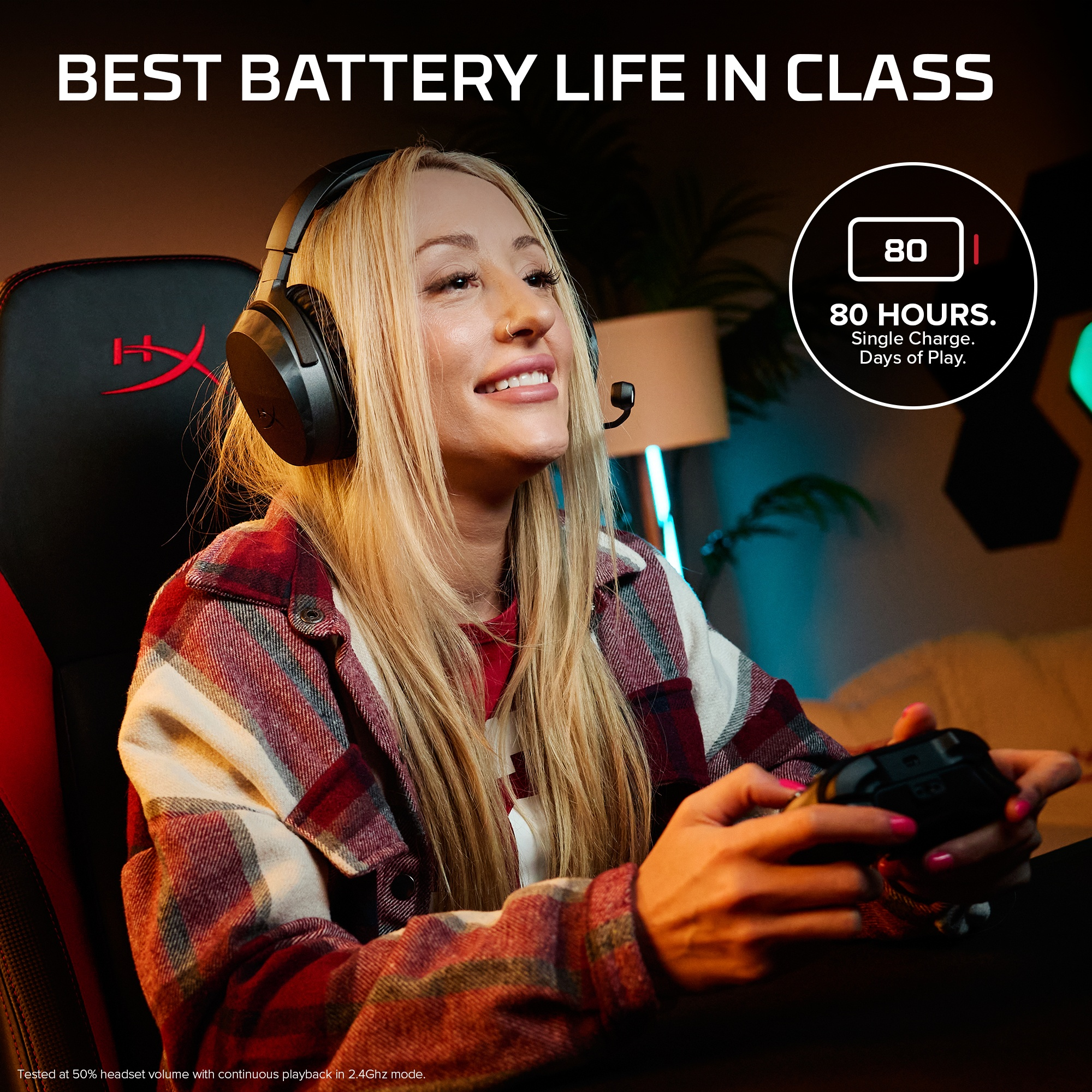Eine blonde Frau mit Gaming-Headset hält einen Controller in einem Gaming-Stuhl.