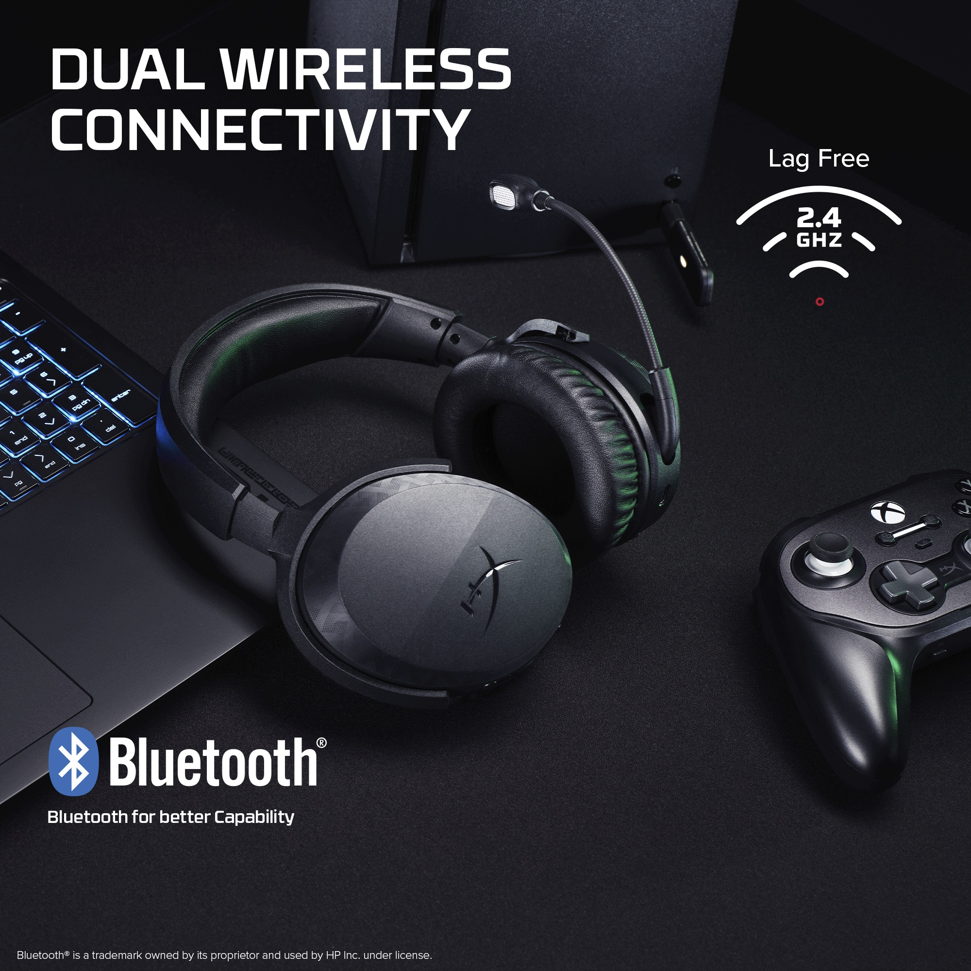 Schwarzes Gaming-Headset mit Mikrofon auf einem Schreibtisch neben Laptop und Controller.