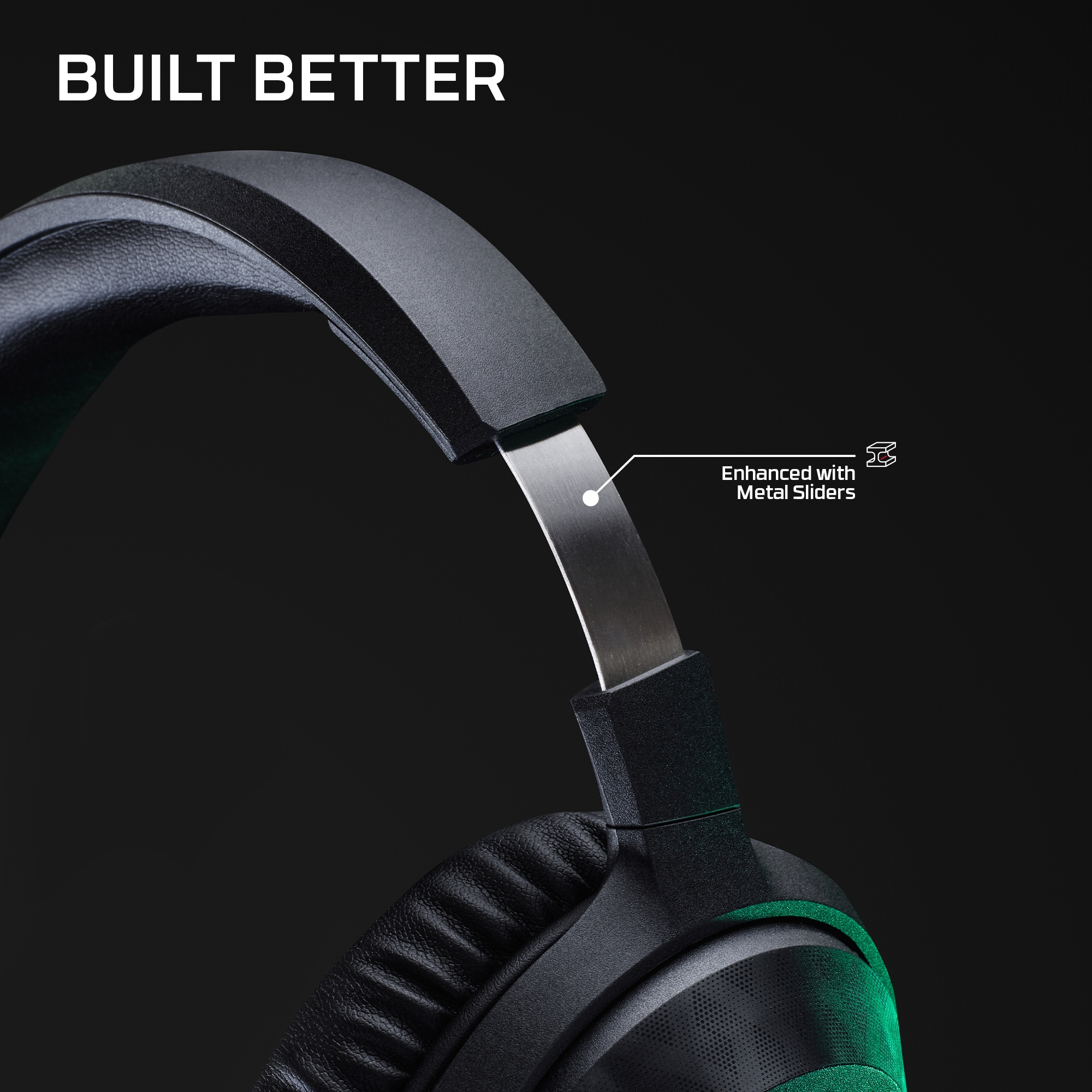Nahaufnahme von Kopfhörern mit einem Metallschieberegler und dem Text "BUILT BETTER" vor schwarzem Hintergrund.