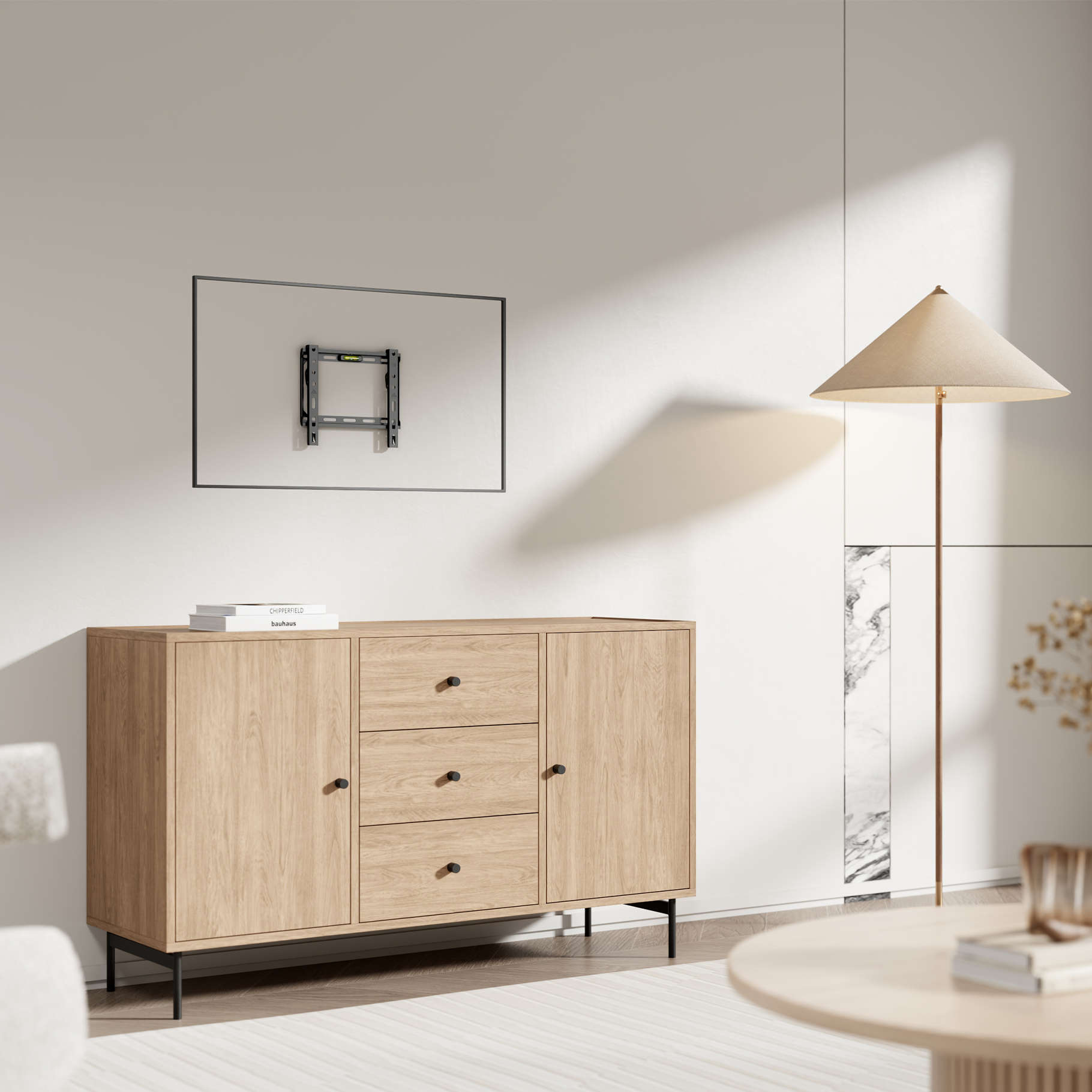 Een lichte houten dressoir staat onder een tv-beugel tegen een witte muur, naast een lamp.