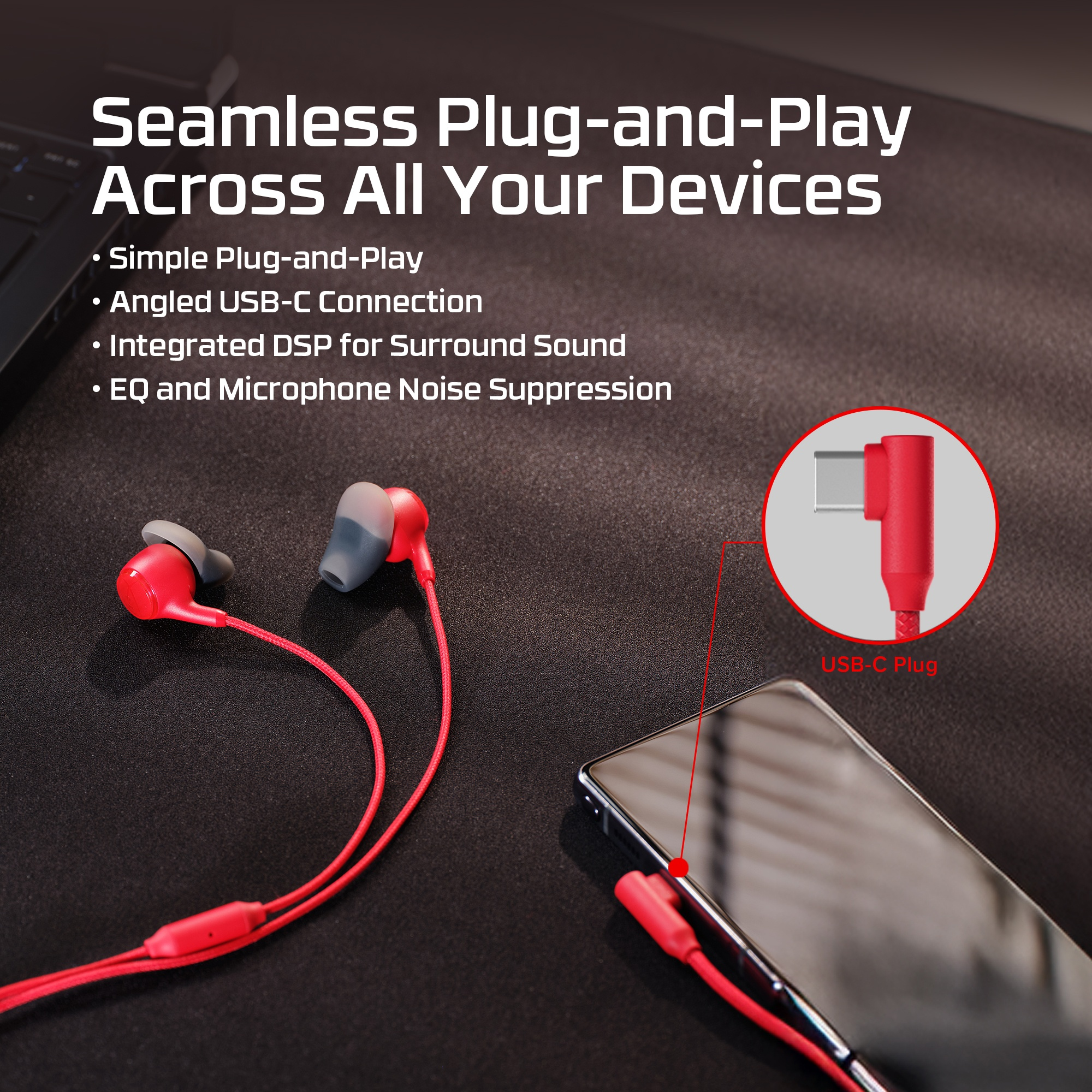 Rote Kopfhörer mit abgewinkeltem USB-C-Stecker an einem Smartphone, mit Text über Plug-and-Play-Funktionen.