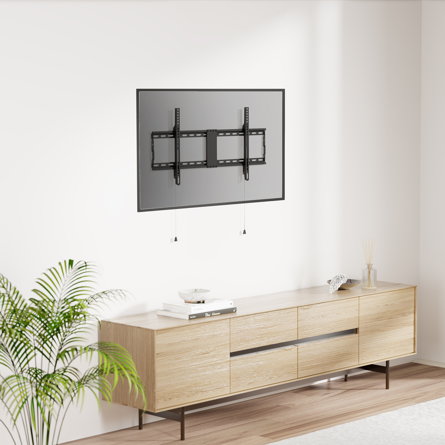 Un soporte de TV está montado en una pared blanca sobre un aparador de madera, con una planta verde a la izquierda.