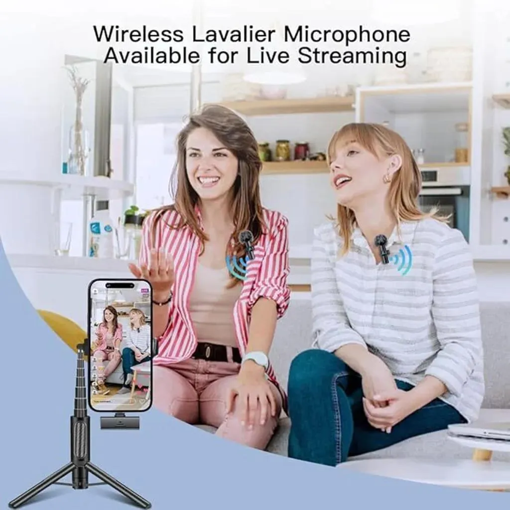 Zwei Frauen mit Ansteckmikrofonen auf Kleidung sitzen im Wohnzimmer vor einem Smartphone auf einem Stativ.