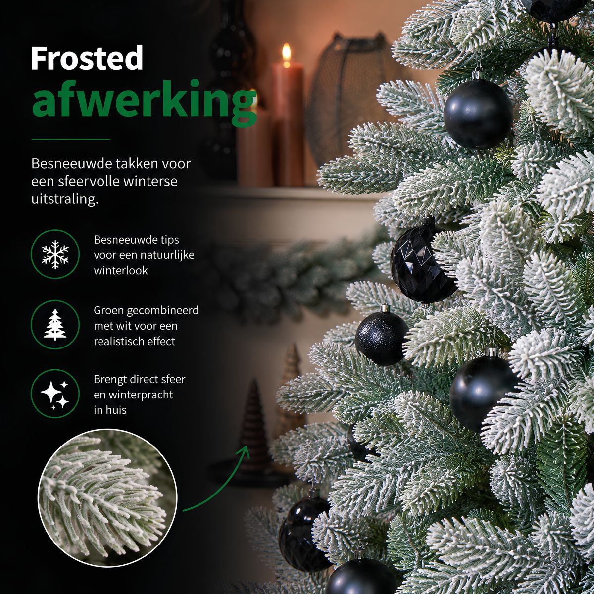 Besneeuwde kerstboomtakken met zwarte ballen en tekst aan de linkerkant.