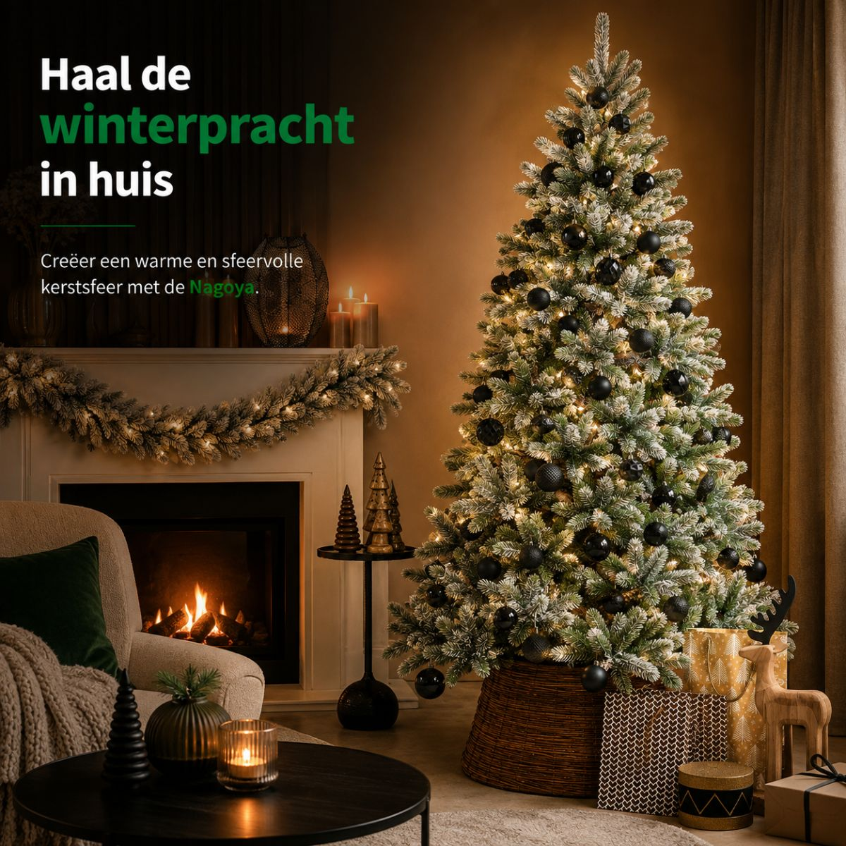 Een verlichte kerstboom met zwarte ballen staat in een gezellige woonkamer met open haard.