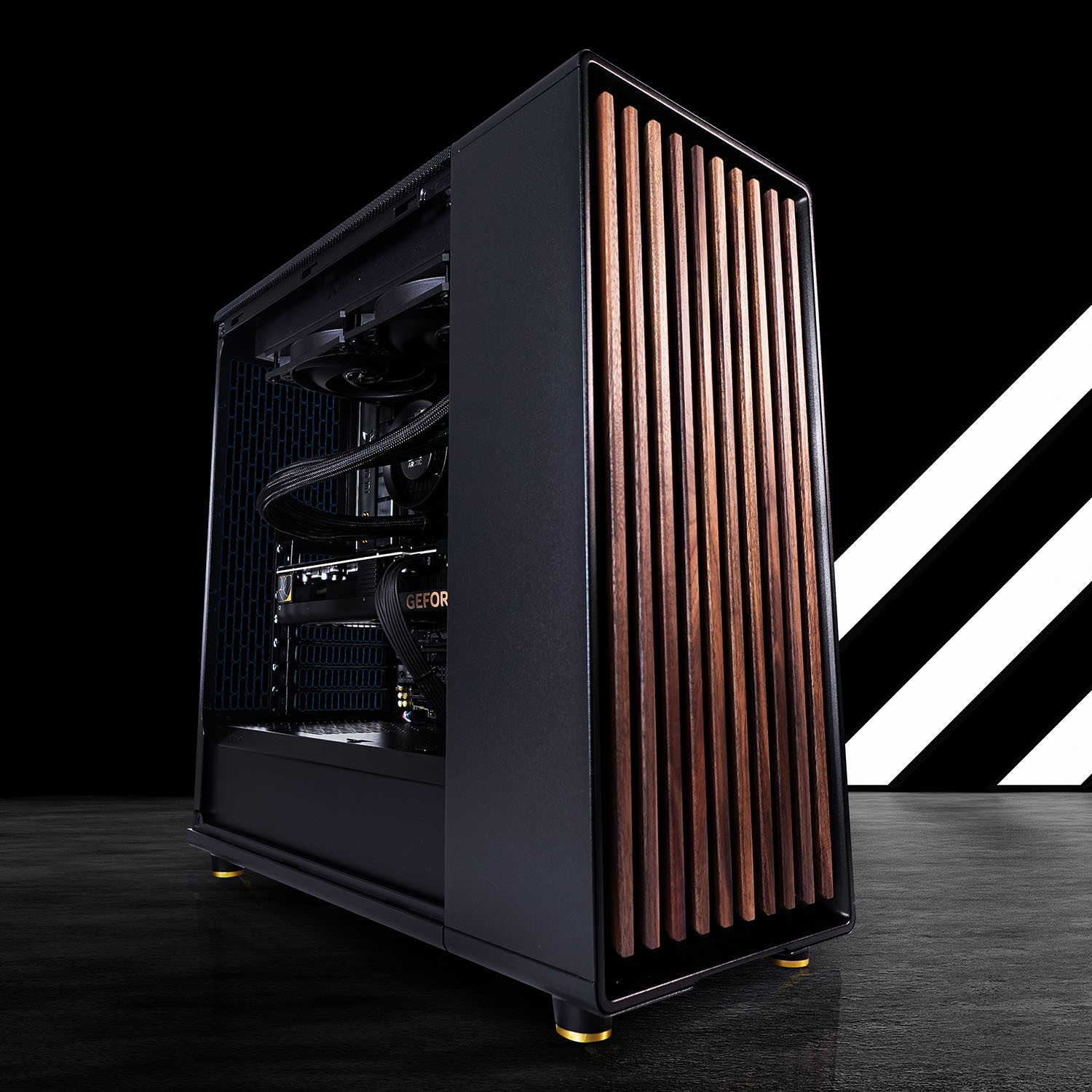 Ein schwarzer PC-Tower mit vertikalen Holzlamellen an der Vorderseite steht auf einer dunklen Oberfläche vor schwarzem Hintergrund.