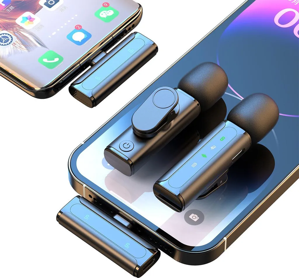 Zwei kleine drahtlose Mikrofone und ein Empfänger liegen auf einem Smartphone.