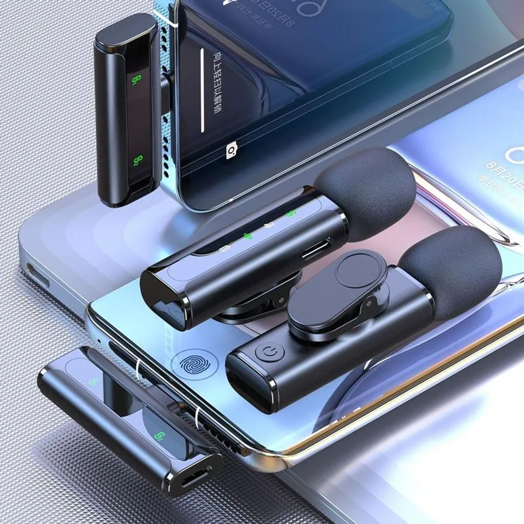 Zwei schwarze drahtlose Ansteckmikrofone und Empfänger sind an zwei Smartphones auf einer reflektierenden Oberfläche befestigt.
