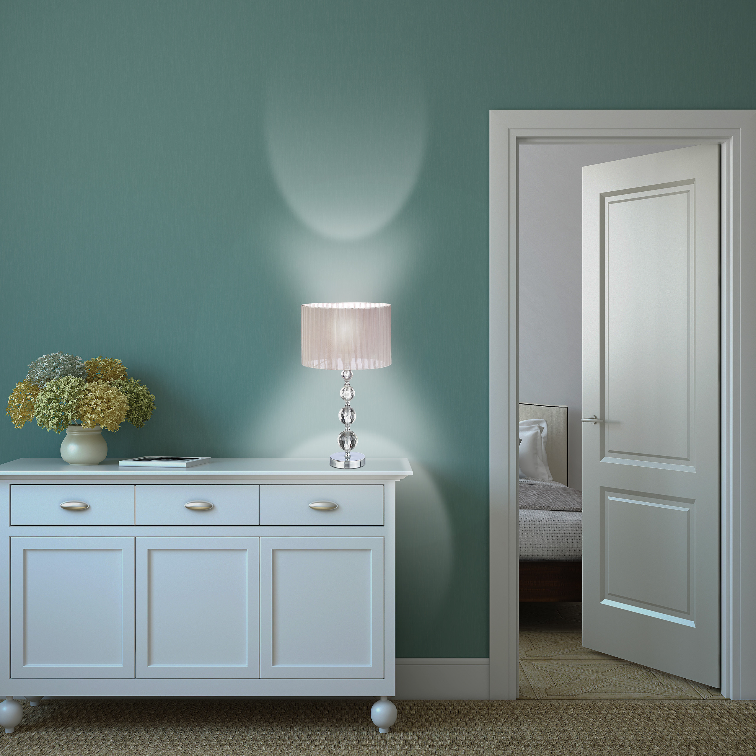 Ein weißer Schrank mit leuchtender Kristalllampe vor türkiser Wand, daneben eine halb geöffnete weiße Tür.