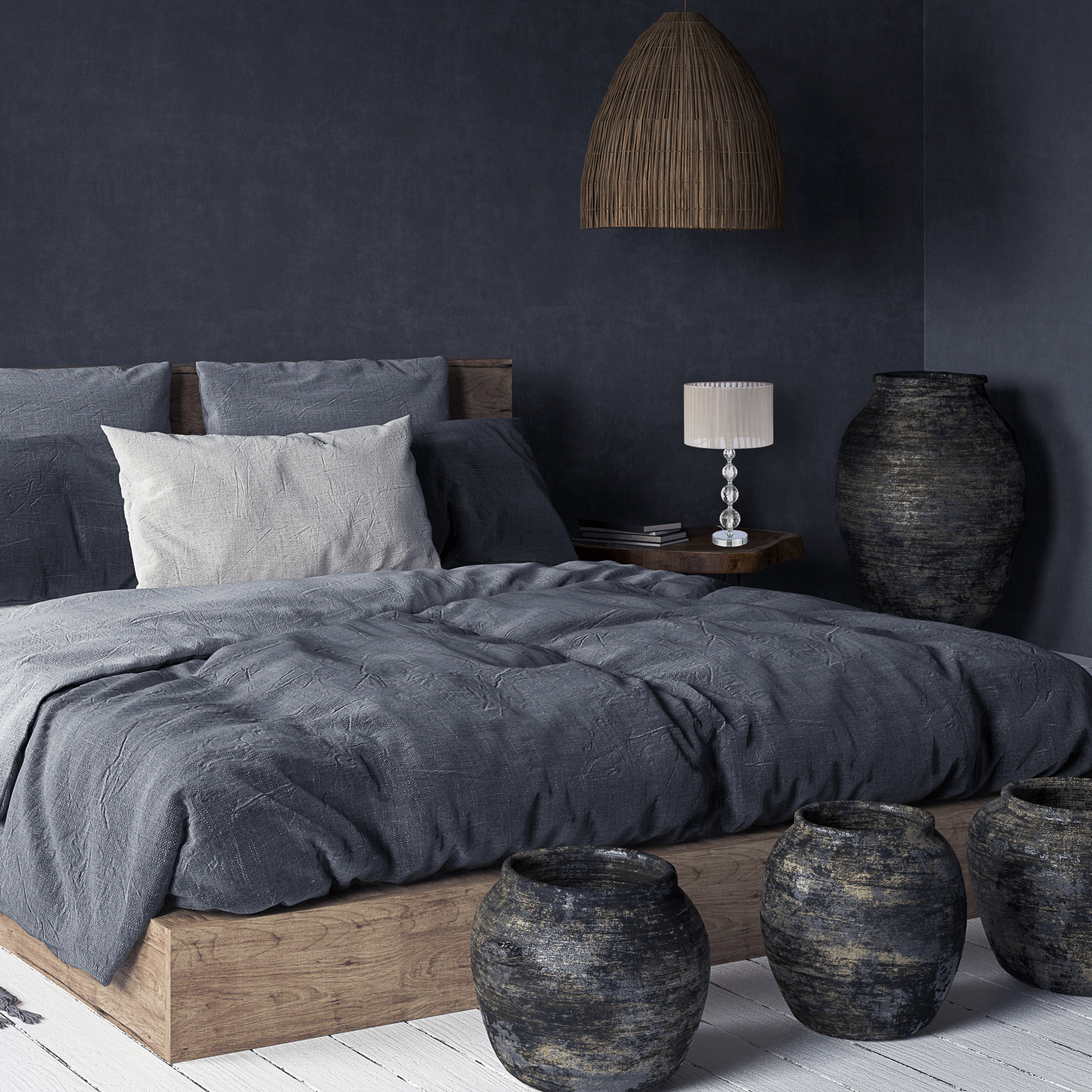 Schlafzimmer mit grauem Bett, dunklen Wänden, Nachttischlampe, Rattandeckenlampe und großen Tonkrügen auf dem Holzboden.