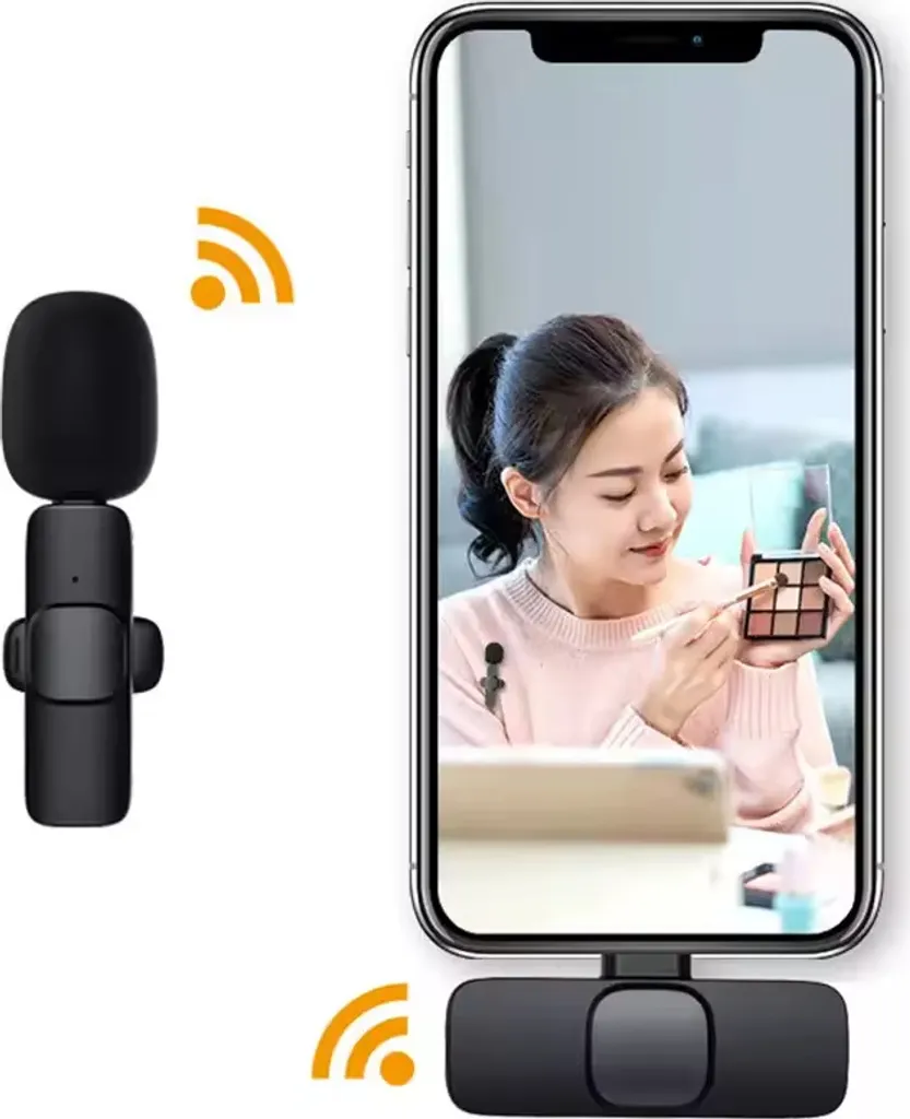 Ein schwarzes drahtloses Mikrofon verbindet sich kabellos mit einem Smartphone, auf dem eine Frau Make-up aufträgt.
