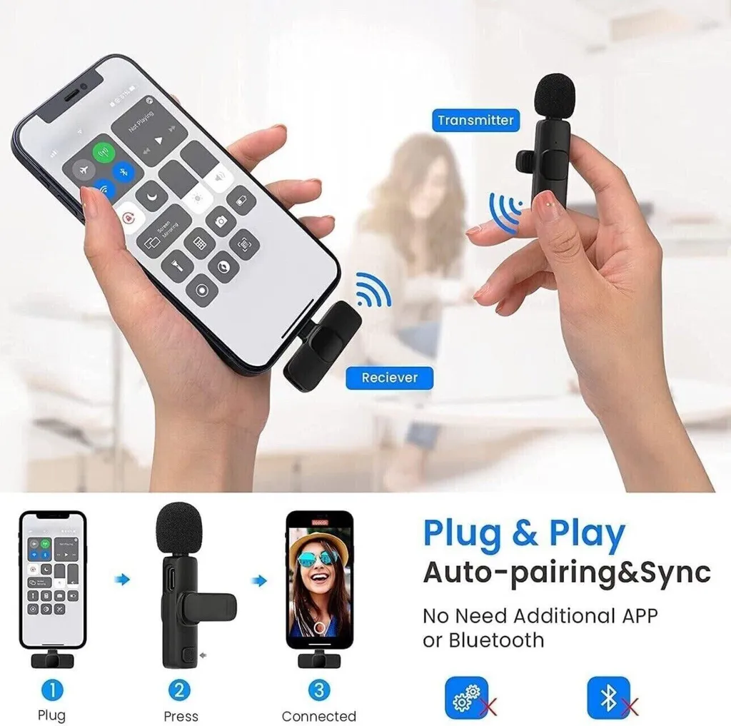 Ein Smartphone mit angeschlossenem Empfänger und ein Sender in der anderen Hand zeigen Plug-and-Play-Funktion.