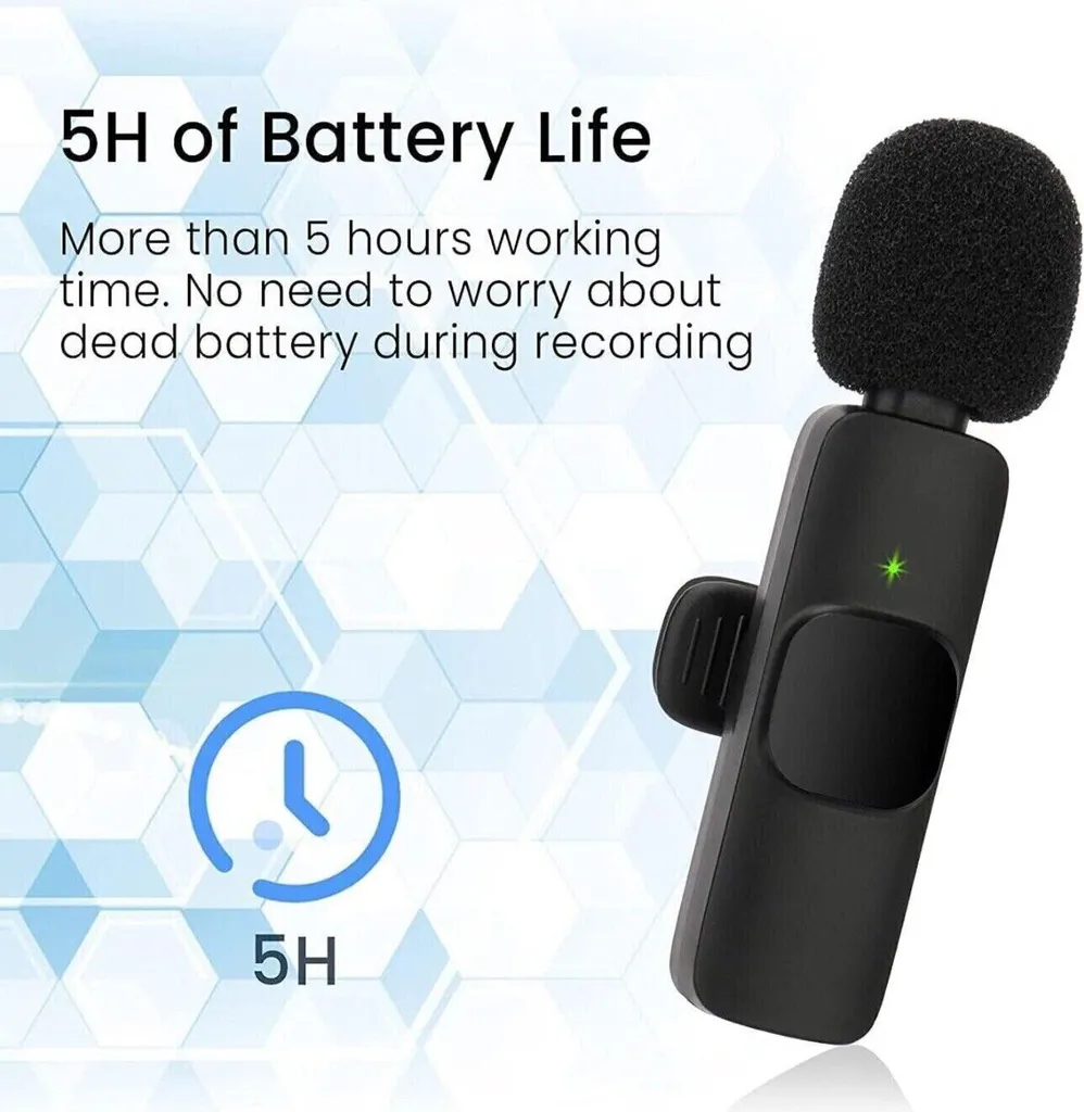 Ein schwarzes Lavalier-Mikrofon vor blauem Hintergrund mit Text über 5 Stunden Batterielaufzeit.