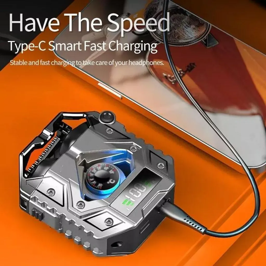 Ein silbernes technisches Gerät mit digitalem Display lädt über ein USB-C-Kabel auf orangem Hintergrund.