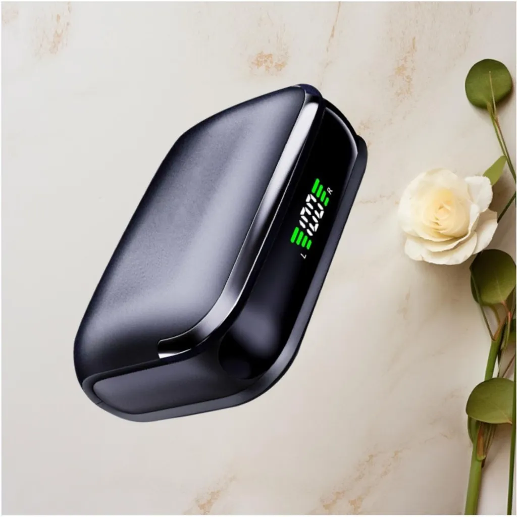 Ein schwarzes Ladecase mit digitalem Batteriestand auf weißem Marmor neben einer weißen Rose.