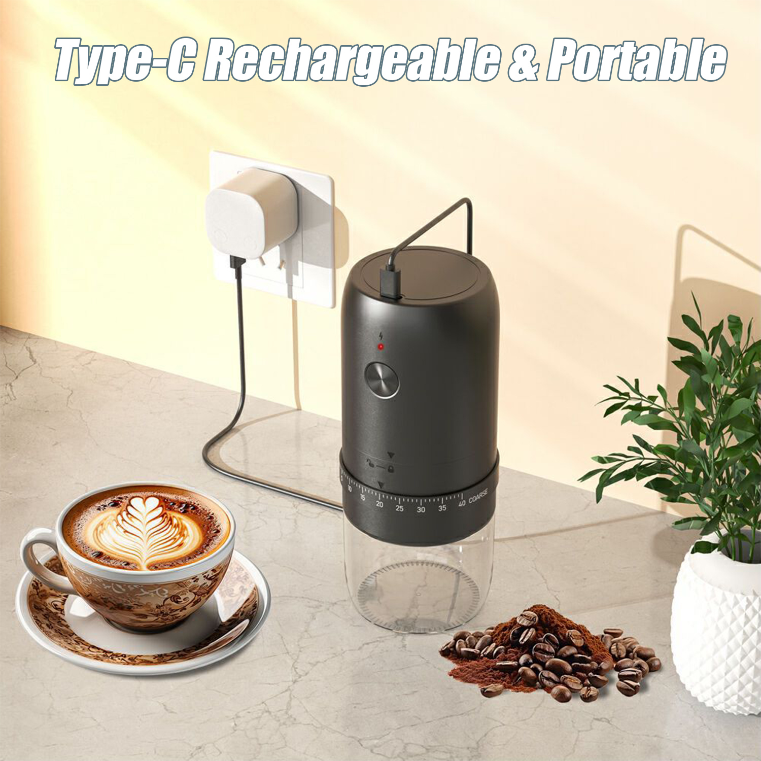 Eine tragbare Kaffeemühle auf einer Theke lädt per USB-C, daneben Kaffeebohnen und eine Tasse Cappuccino.