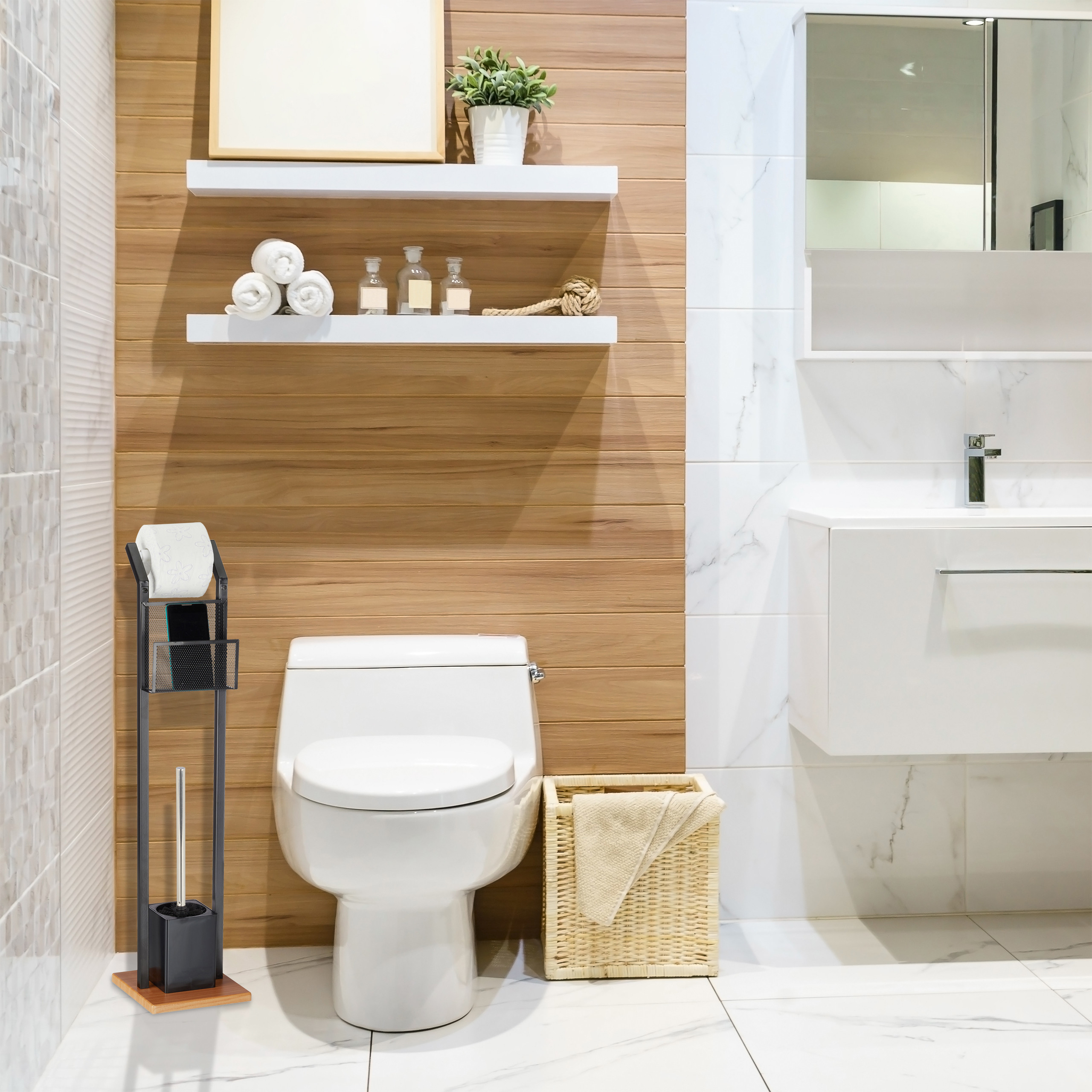 Modernes Badezimmer mit weißer Toilette, Toilettenpapierhalter, Holzregalen, Waschbecken und Korb.