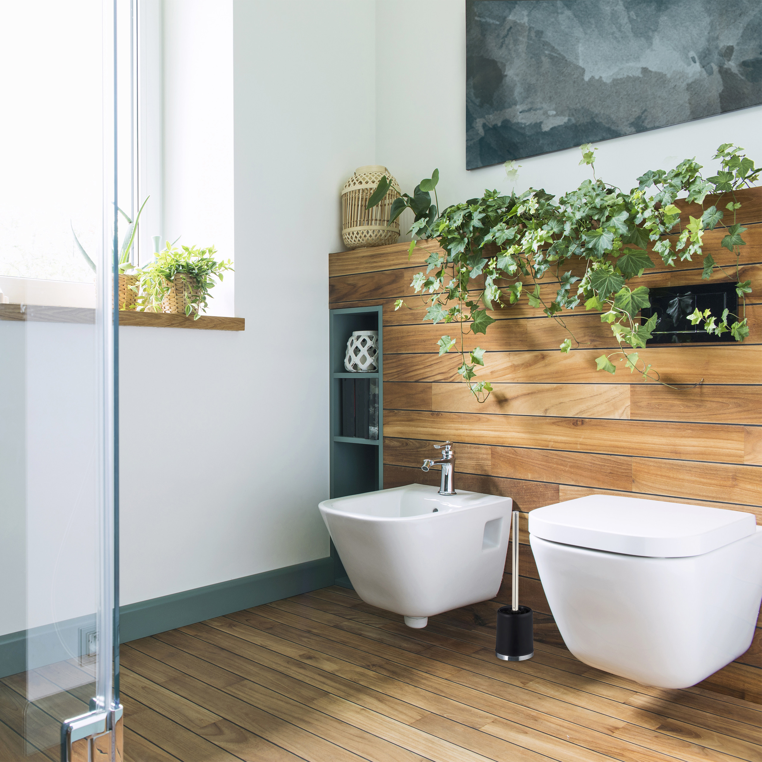 Modernes Bad mit Holzwand, Pflanzen, WC, Bidet und Toilettenbürste.
