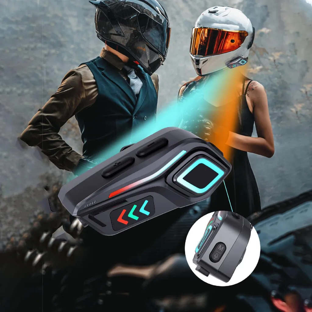 Ein schwarzes Motorrad-Intercom-Gerät mit leuchtenden Tasten vor zwei Personen mit Helmen.