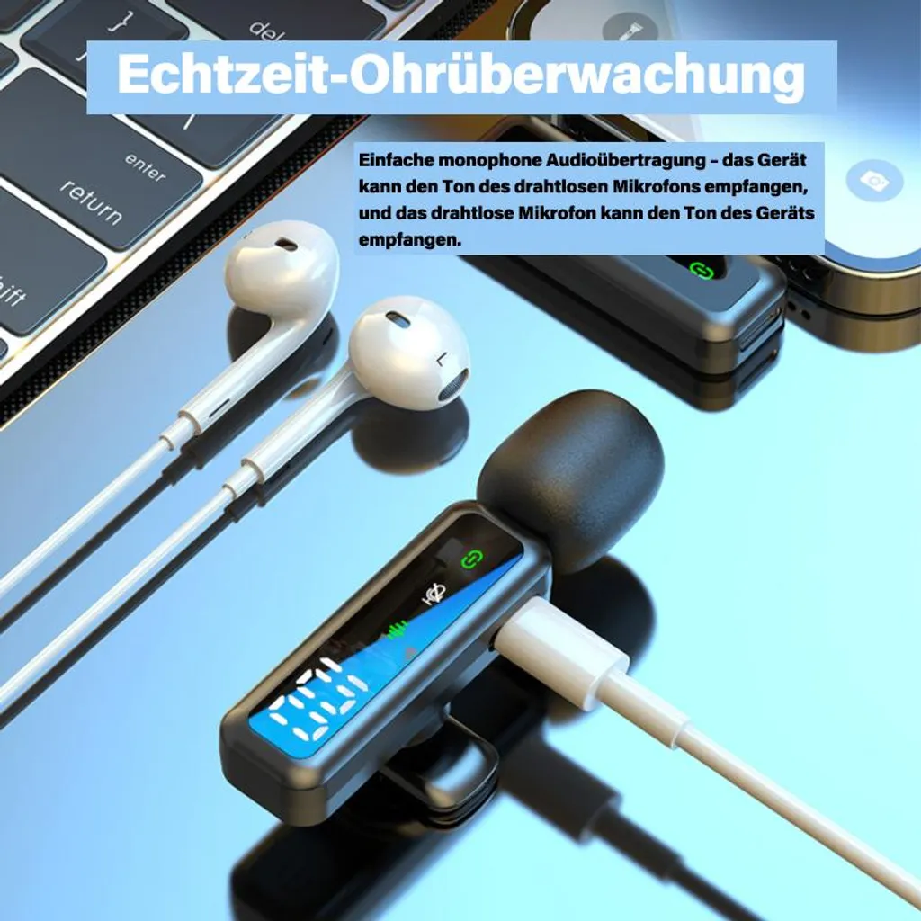 Drahtloses Mikrofon, Kopfhörer und Ladekabel auf reflektierender Oberfläche neben einer Tastatur.