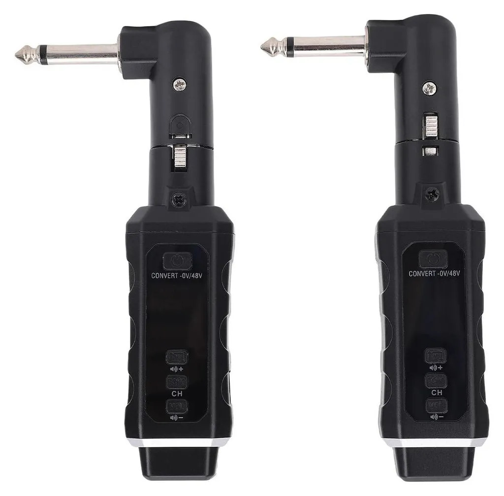 Zwei schwarze Audio-Transmitter mit Klinkenstecker und Bedientasten vor weißem Hintergrund.