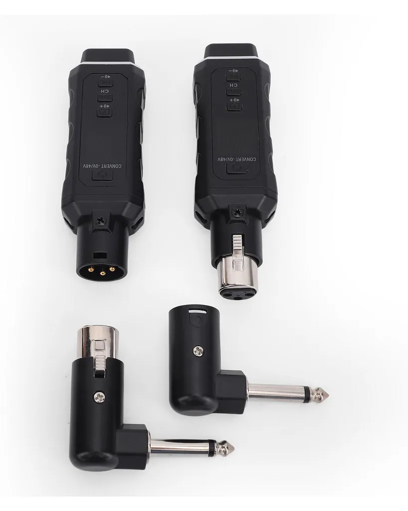 Vier schwarze Audio-Adapter mit XLR- und Klinkenanschlüssen auf weißem Grund.