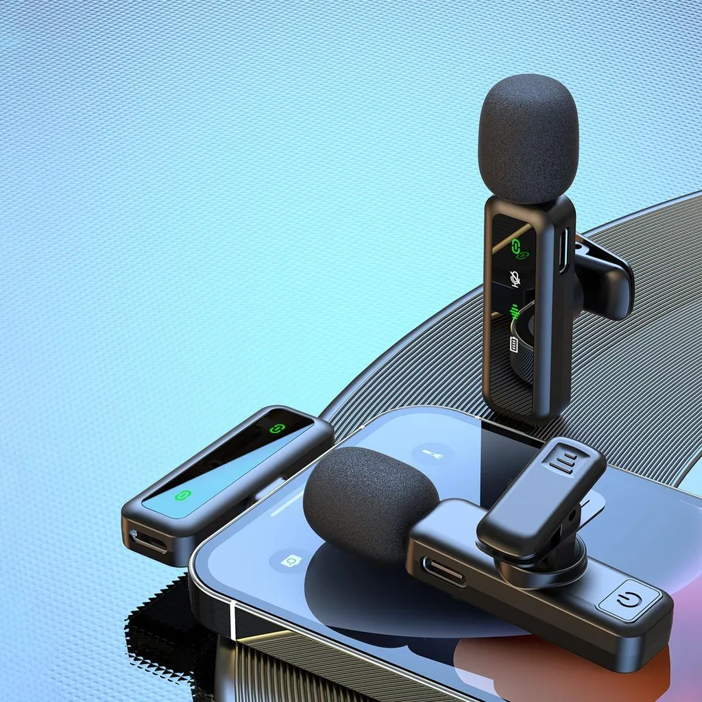 Zwei schwarze drahtlose Ansteckmikrofone mit Windschutz werden mit einem Empfänger auf einem Smartphone präsentiert.
