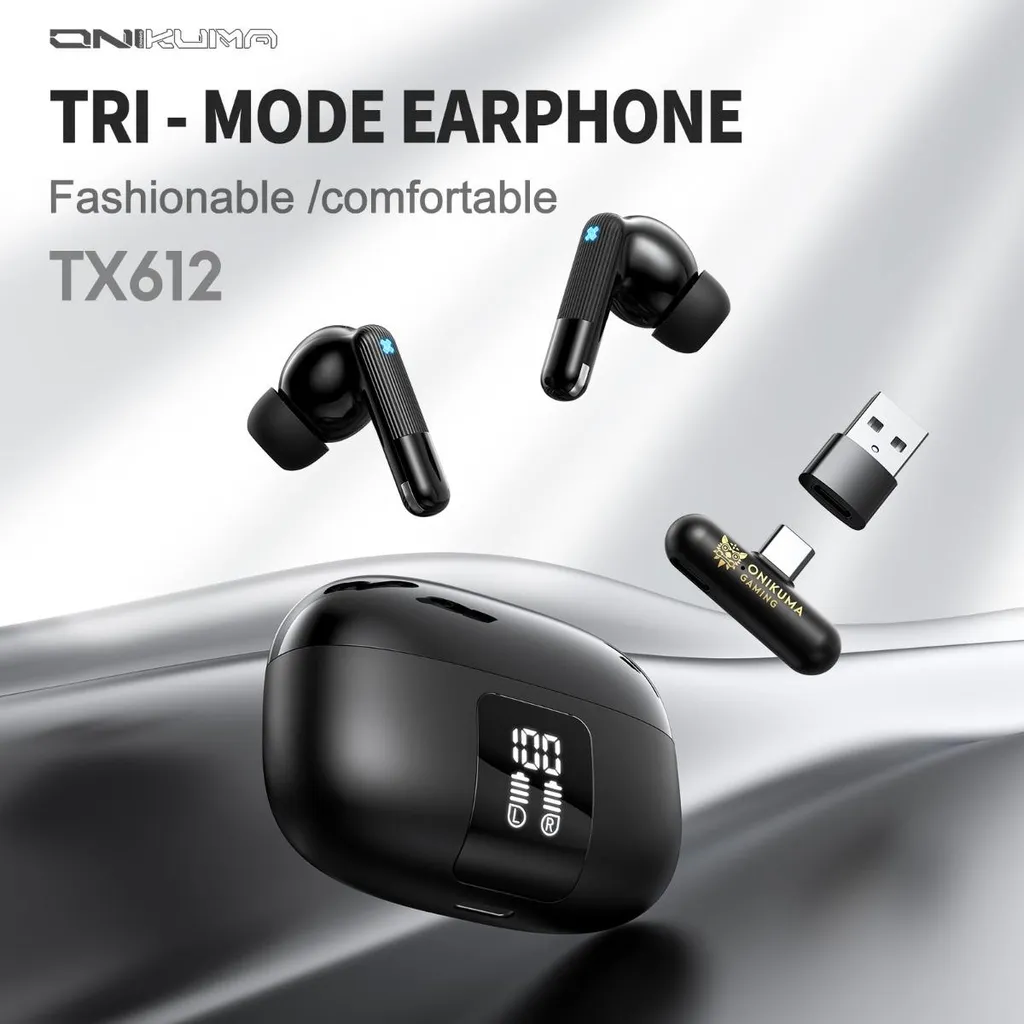 Schwarze Onikuma TX612 Tri-Mode-Ohrhörer mit Ladecase und Adaptern vor metallischem Hintergrund.