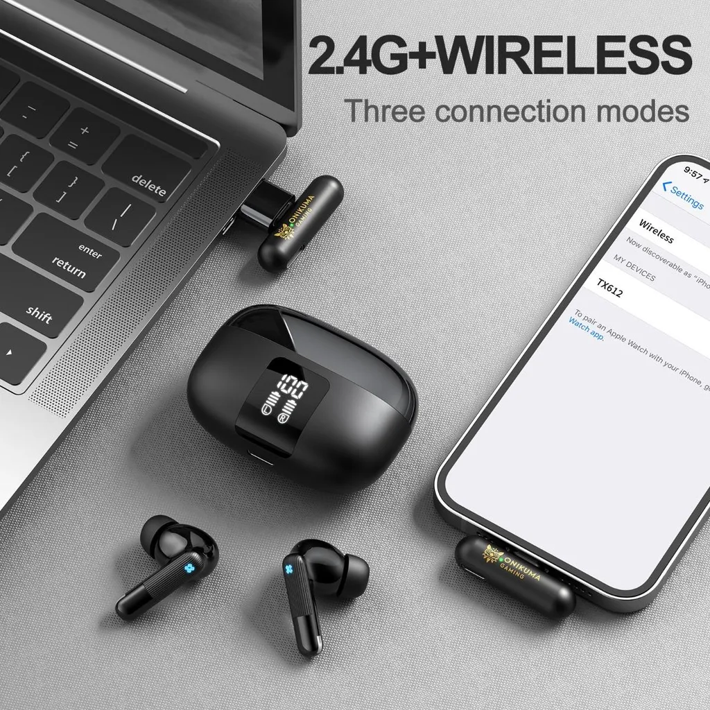 Kabellose Ohrhörer mit Ladecase, zwei Dongles, verbunden mit einem Laptop und einem Smartphone.