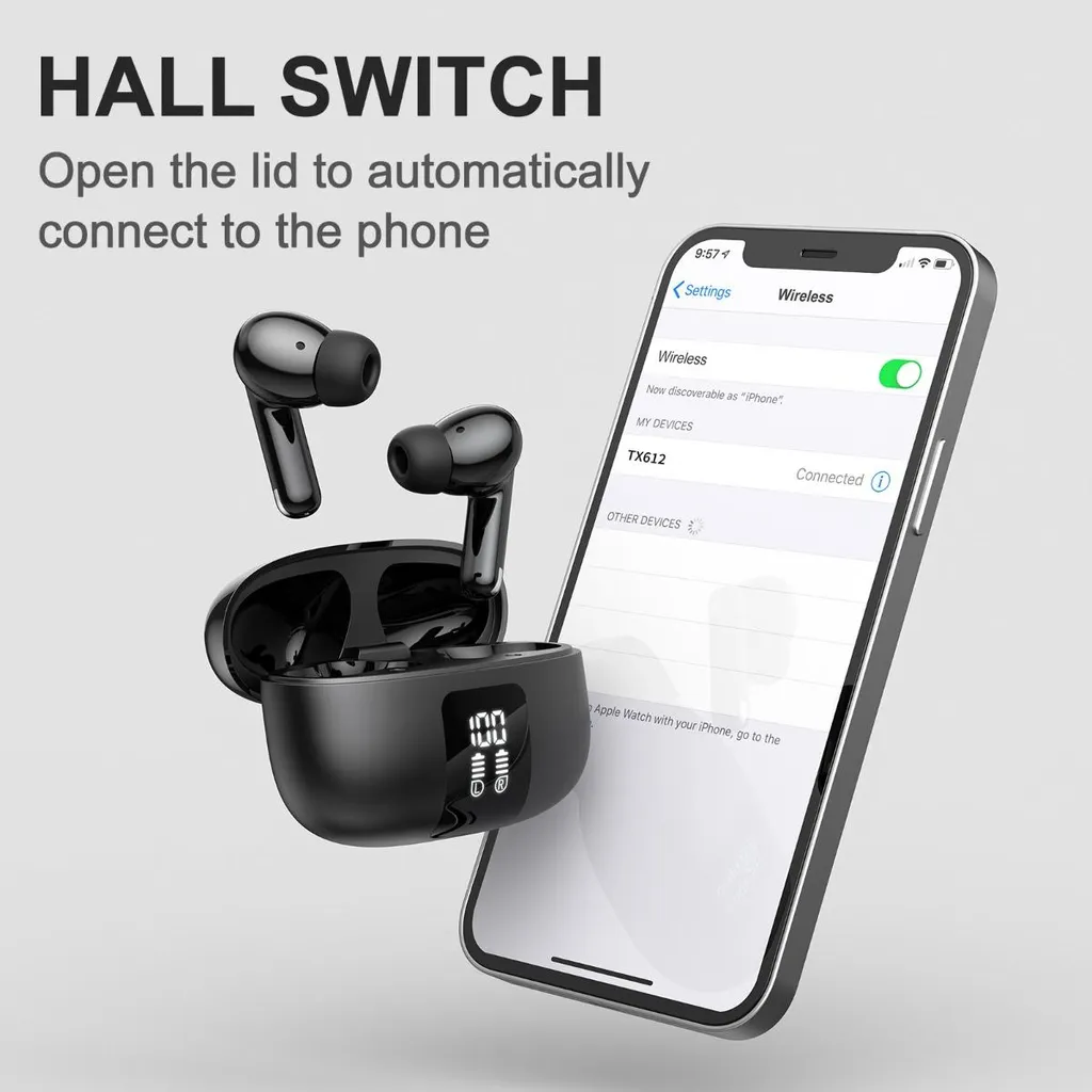 Schwarze kabellose Ohrhörer im Ladecase neben einem Smartphone, das die Bluetooth-Verbindung anzeigt.