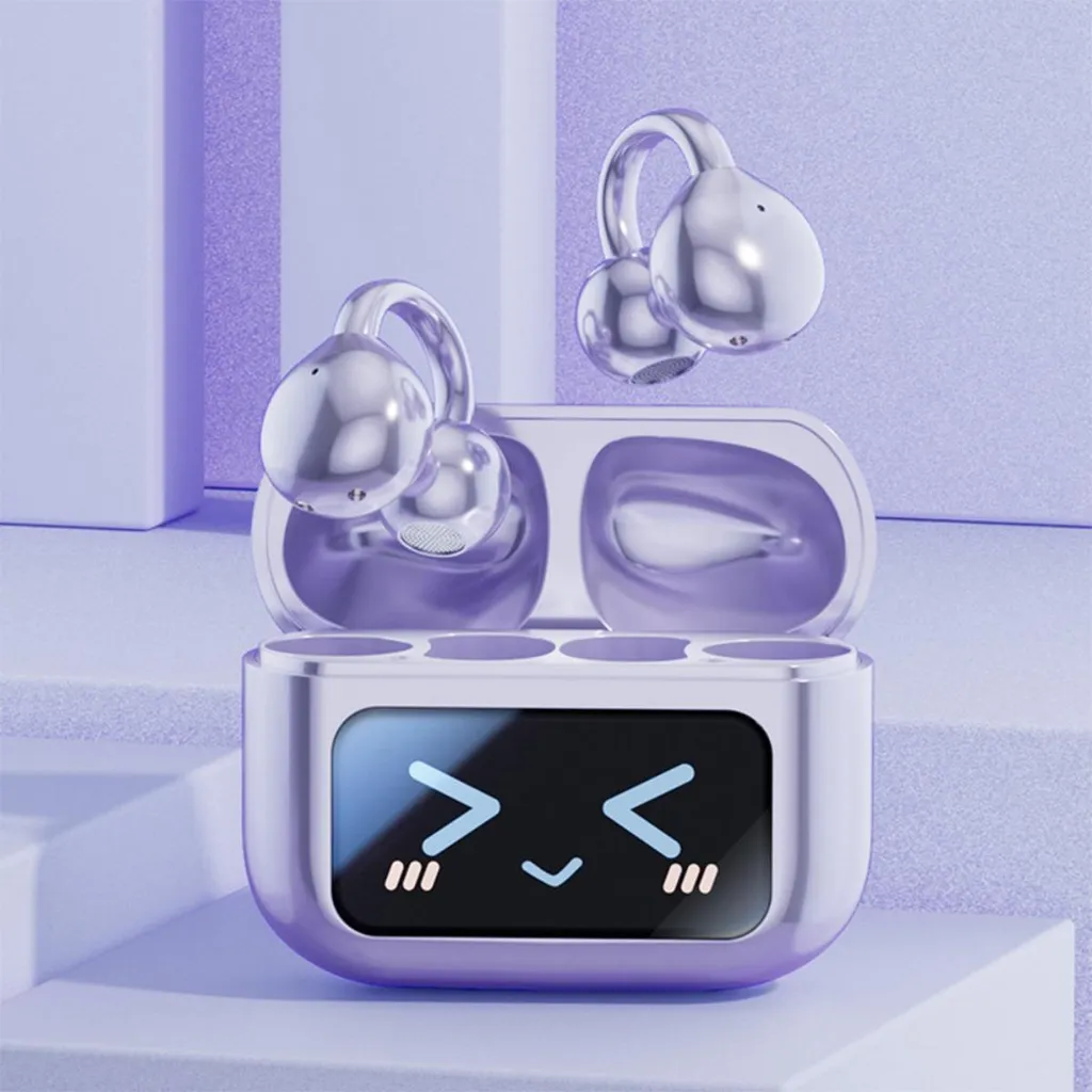 Silberne Ohrhörer mit Ladecase, das ein kawaii-Gesicht auf dem Display zeigt, vor lila Hintergrund.