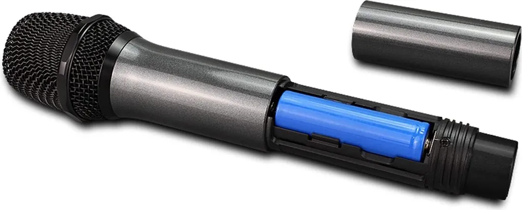 Ein graues Mikrofon mit offenem Batteriefach zeigt eine blaue Batterie, daneben liegt die abgenommene Abdeckung.