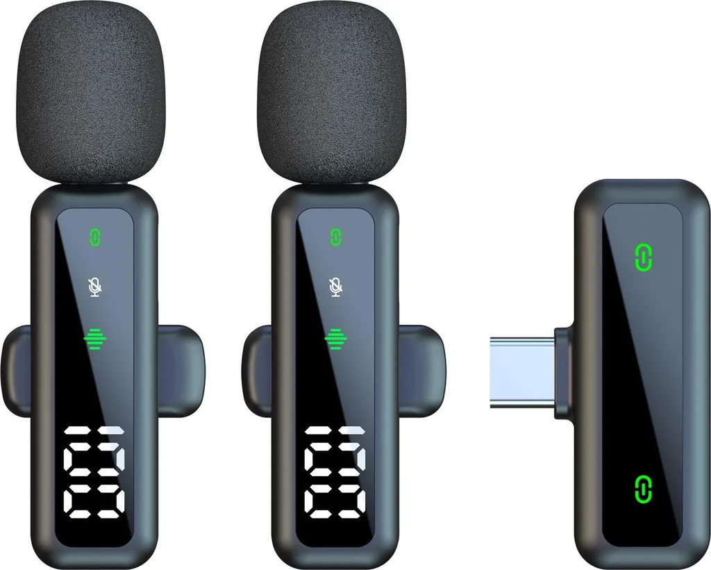 Zwei schwarze kabellose Lavalier-Mikrofone mit Schaumstoffabdeckungen und ein USB-C-Empfänger vor weißem Hintergrund.