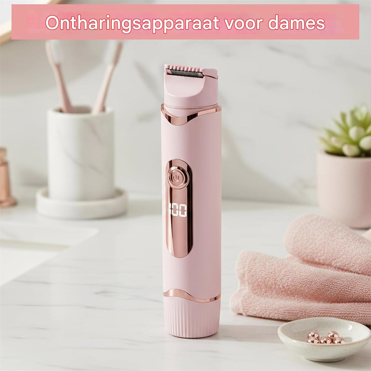 Rosa-goldener Haarschneider auf weißer Marmorarbeitsplatte im Badezimmer mit Handtuch und Pflanze.