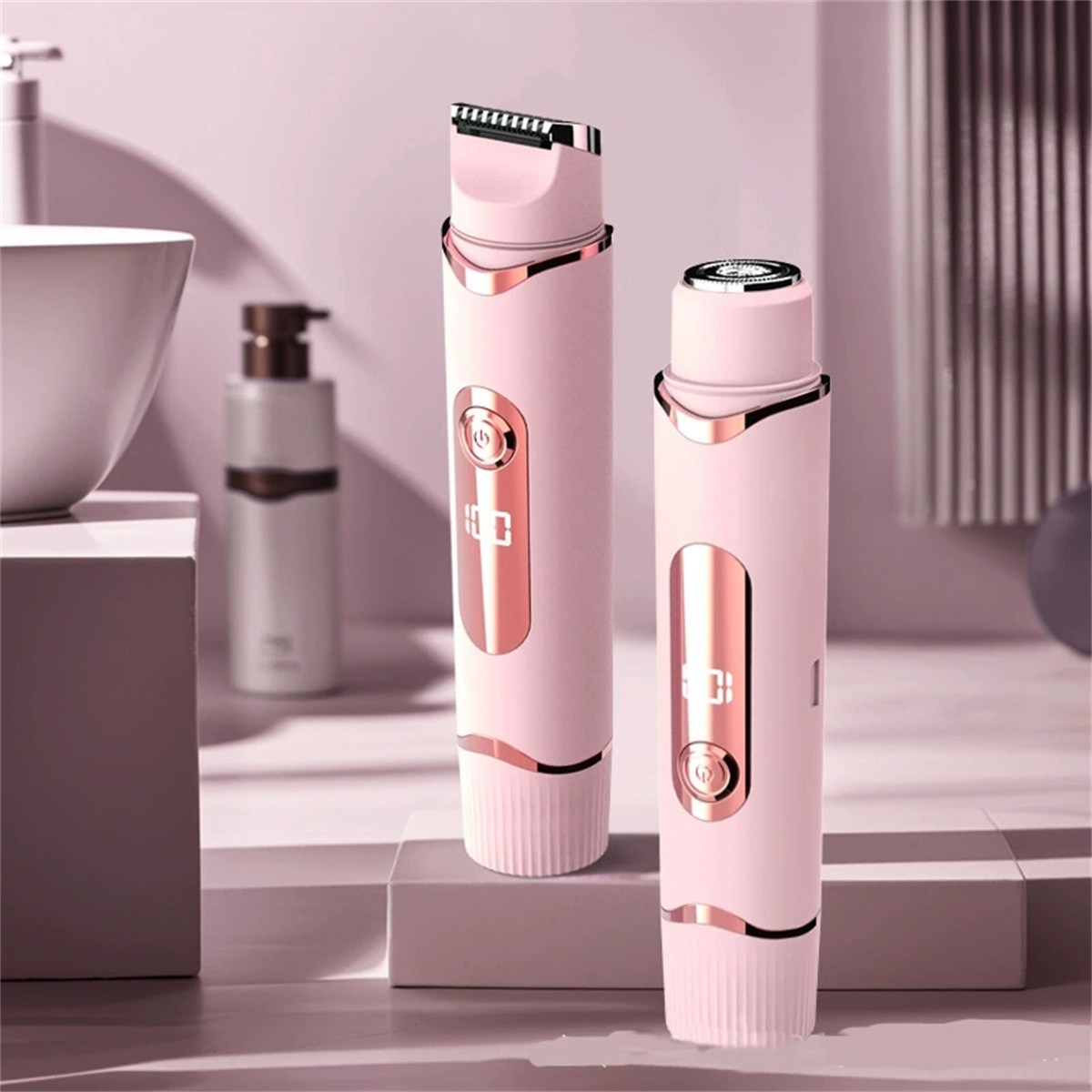 Zwei rosa und roségoldene Elektrorasierer stehen in einem hellen Badezimmer auf einer weißen Oberfläche.