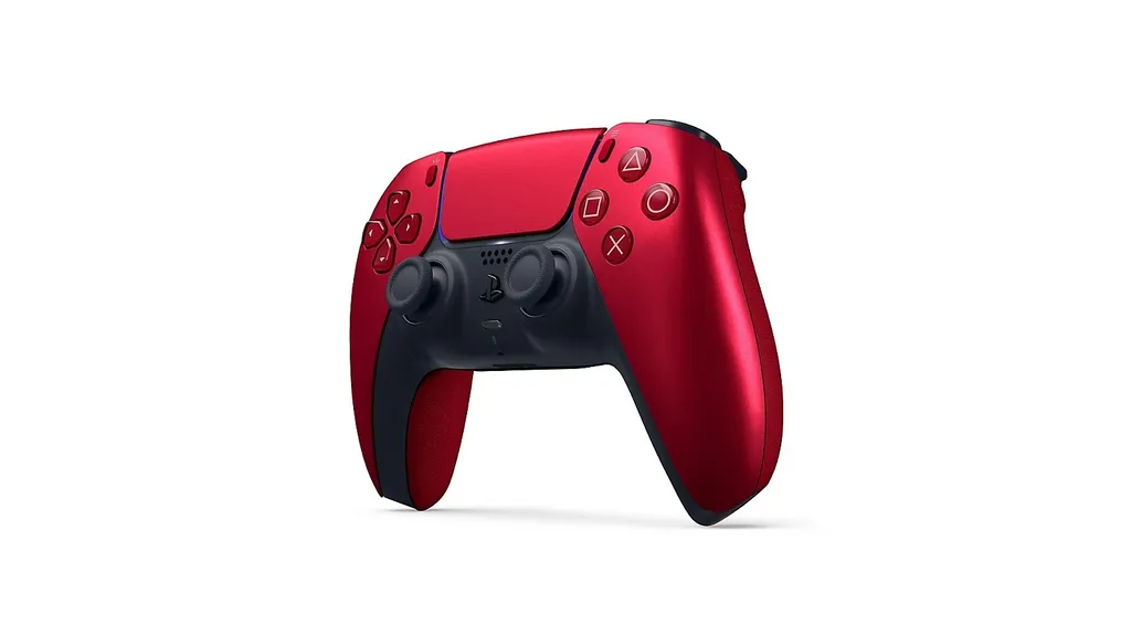 Ein rot-schwarzer PlayStation 5 DualSense Wireless-Controller vor weißem Hintergrund.